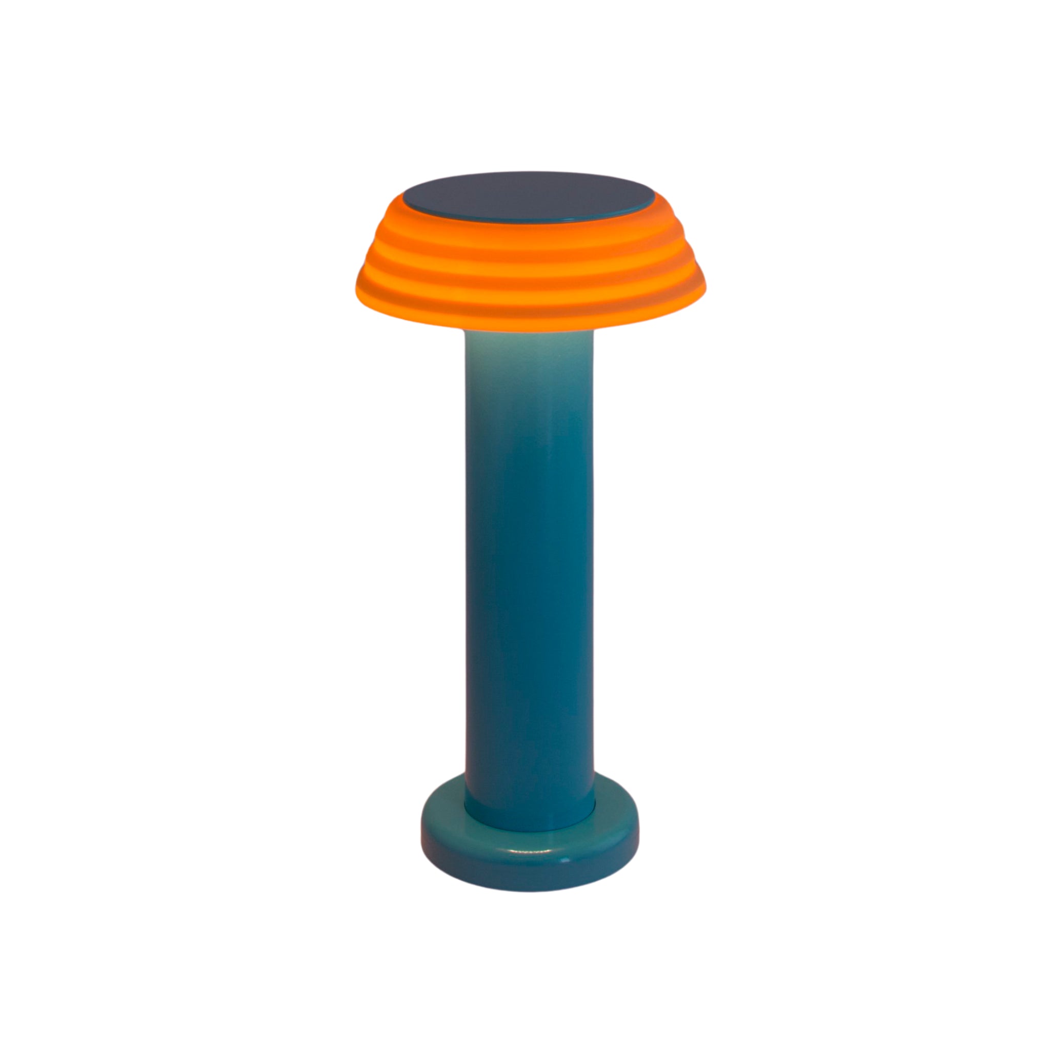 De Sowden PL1 Lamp LED Oplaadbaar Blauw van Sowden is een moderne, cilindervormige blauwe lamp met een ronde, geribbelde oranje paddenstoelachtige kap, geïnspireerd op de speelse Memphis Design Movement, afgebeeld tegen een effen witte achtergrond.