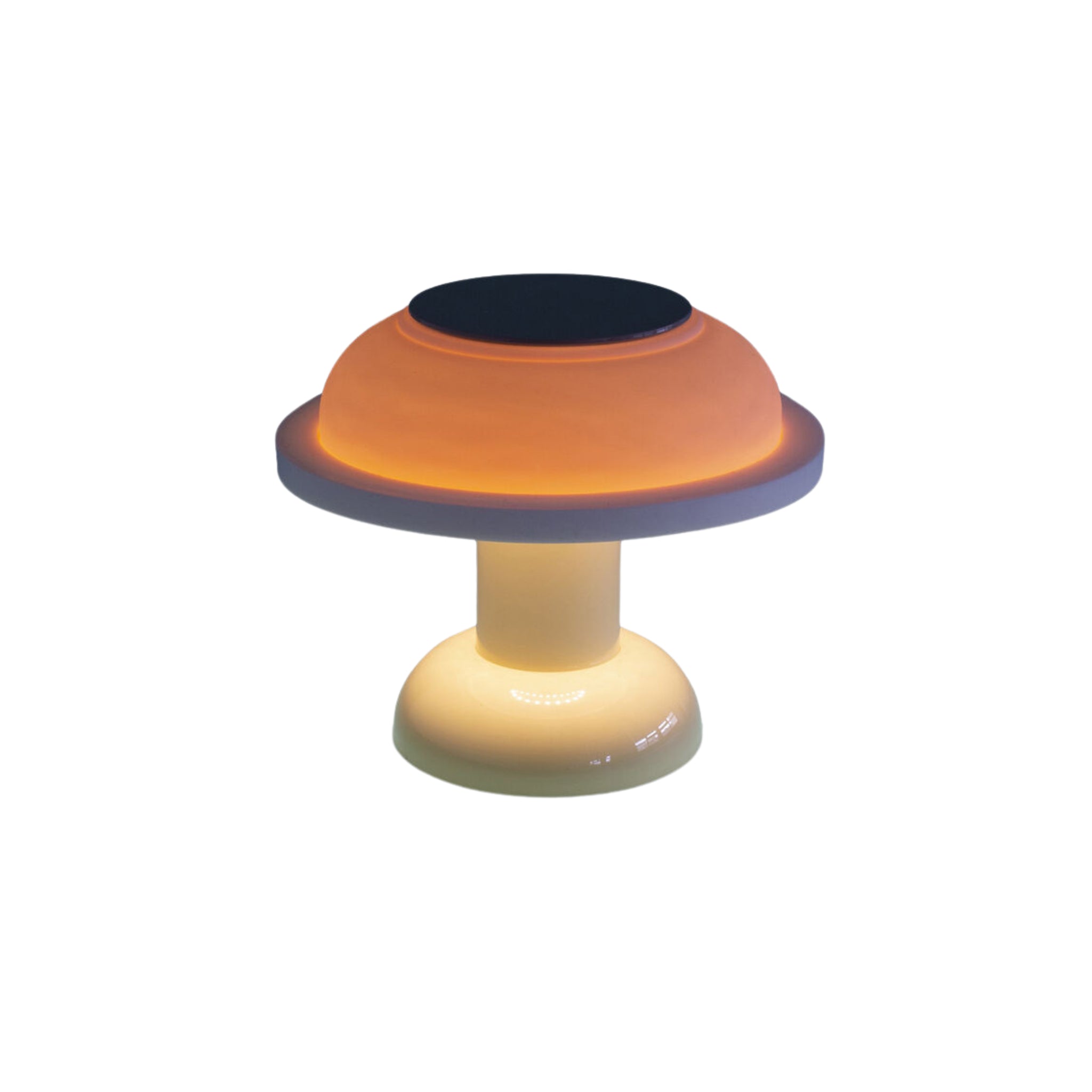 De Sowden PL4 Lamp LED Oplaadbaar Geel van Sowden heeft een moderne, koepelvormige geel met zwarte kap op een korte witte voet, geïnspireerd op het iconische Shades lampenontwerp van George Sowden - perfect om stijlvolle draadloze verlichting toe te voegen aan elke ruimte.