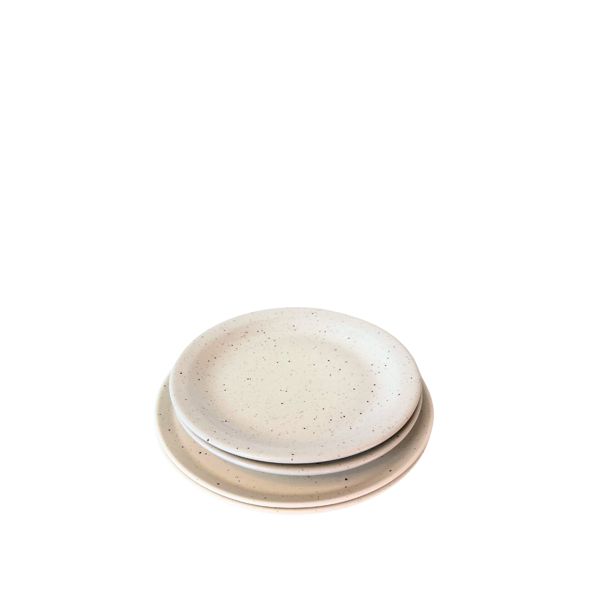Drie gestapelde, ronde Stock Antwerpen Laag Bord Wit Spikkel D20 borden zijn gecentreerd op een witte achtergrond. Deze off-white, gespikkelde borden van keramiek zijn ideaal voor wie waarde hecht aan hergebruikt servies.