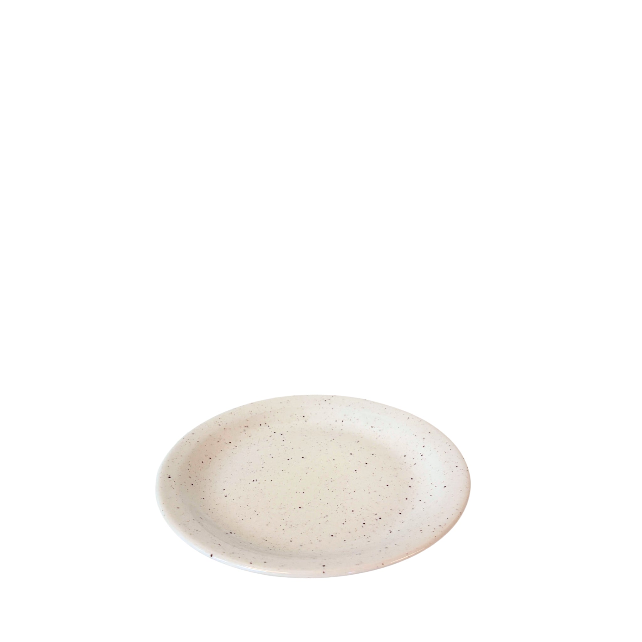 De Stock Antwerpen Laag Bord Wit Spikkel D20, een klein rond off-white keramisch bord met spikkels, is gecentreerd op een effen witte achtergrond-een uniek bord uit hergebruikt servies van Stock Antwerpen.