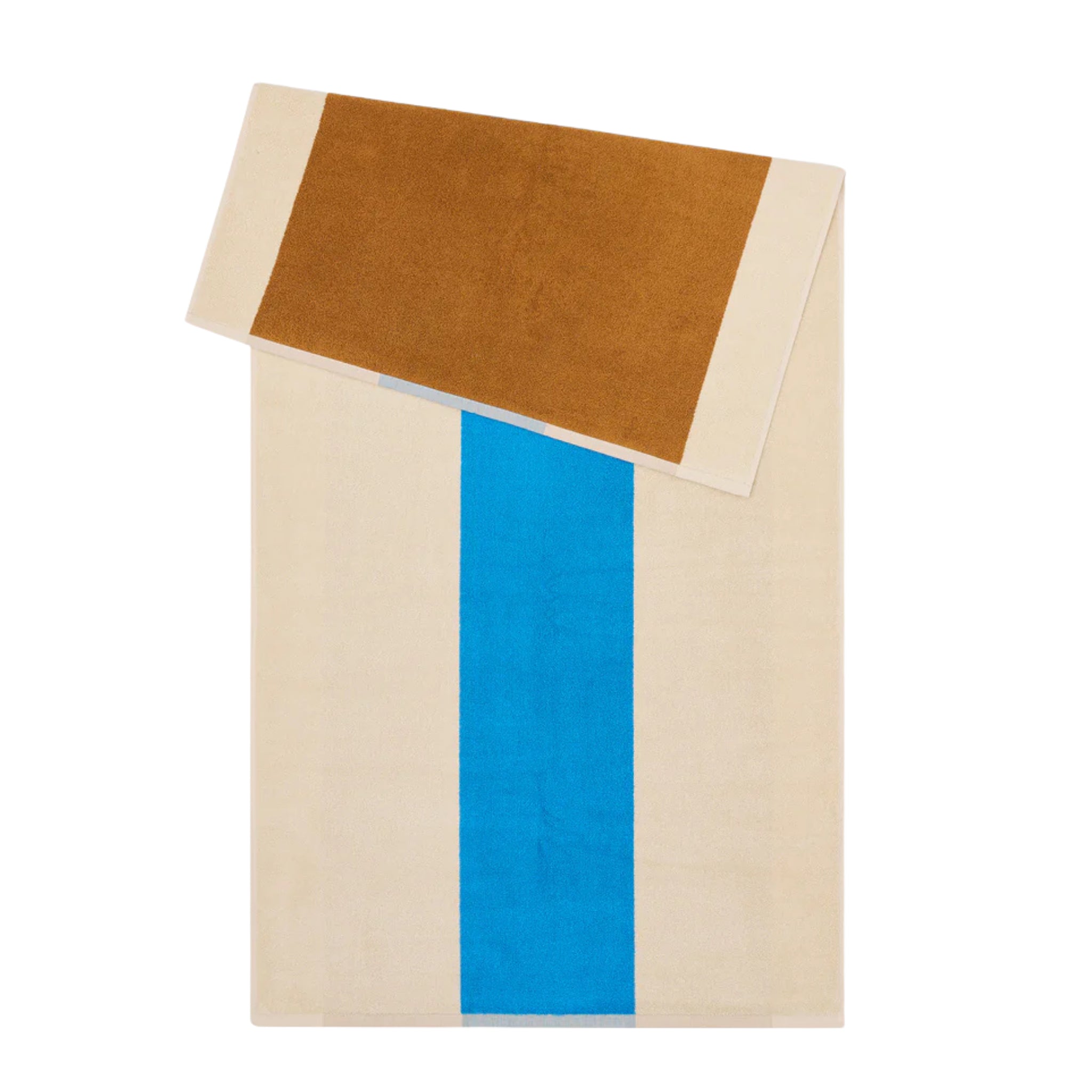 Een rechthoekige Suite 702 Badhanddoek Aqua Toffee 70/140, beige met een brede verticale blauwe streep in de stijl van Karel Martens, met daarop diagonaal een kleinere bruine handdoek met beige randen.