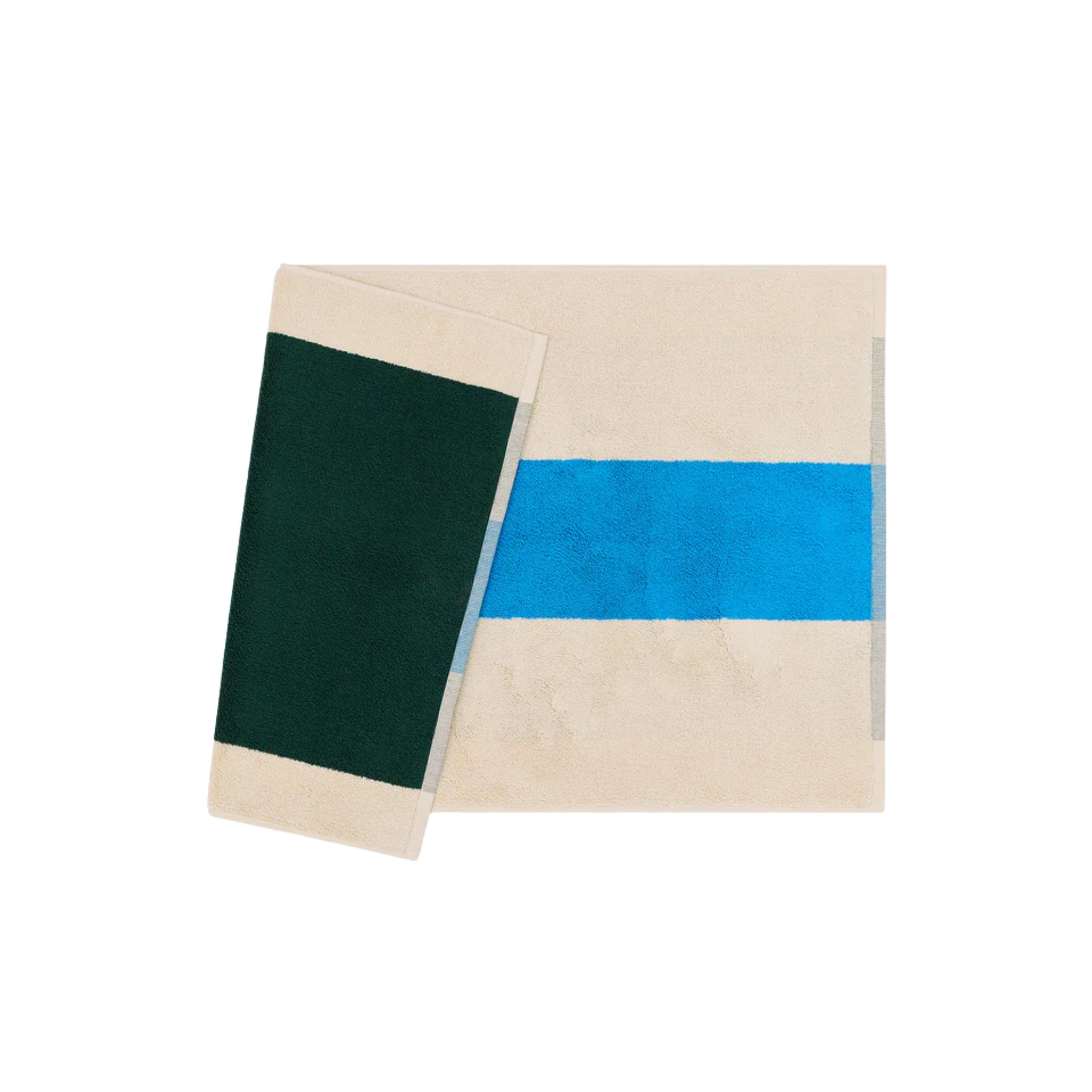 De Suite 702 Badmat Aqua Donkergroen 50/80 is een gevouwen beige badmat van biologisch katoen, met een grote blauwe horizontale streep en een kleinere donkergroene streep aan één uiteinde, afgebeeld op een witte achtergrond.