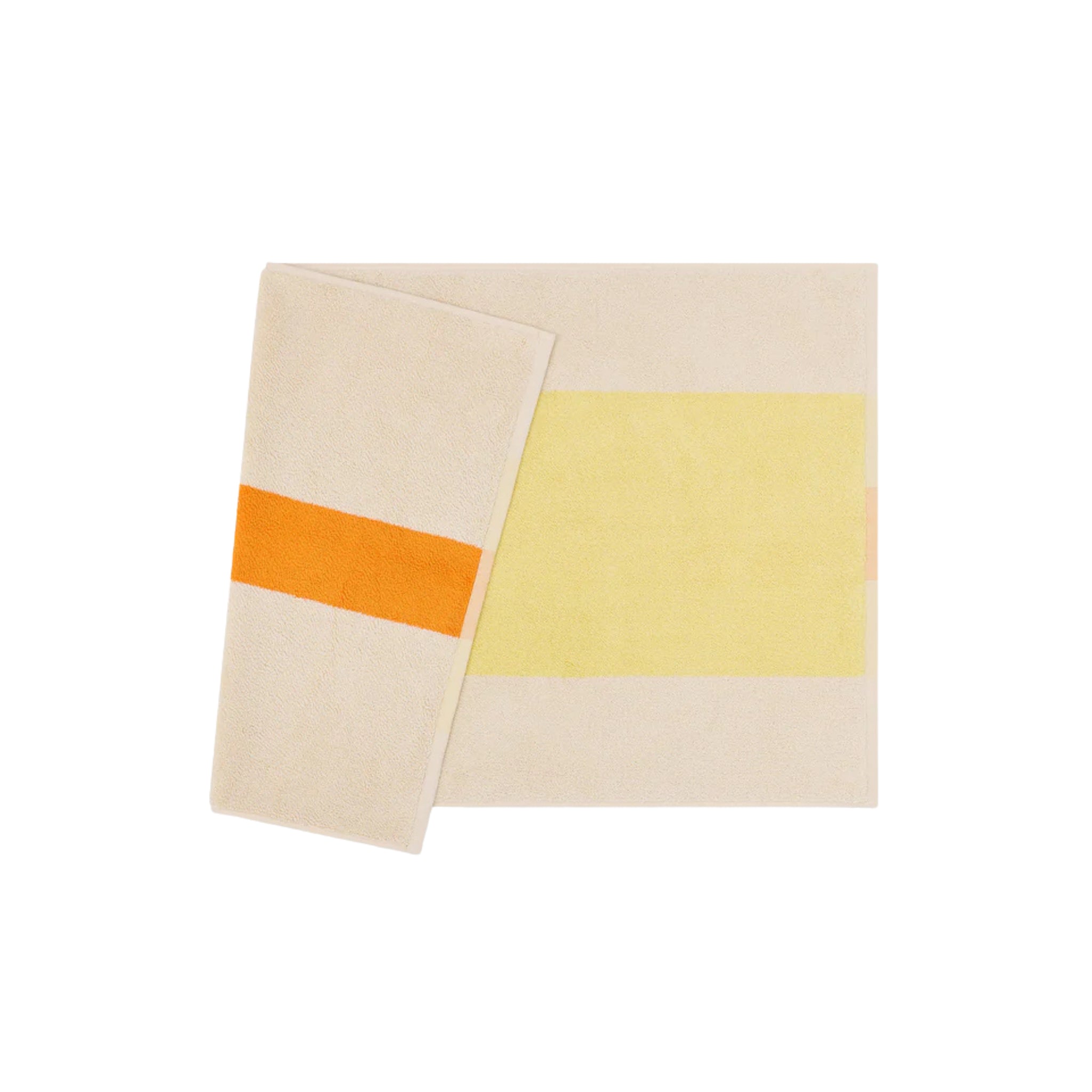 De Suite 702 Badmat Geel Oranje 50/80 van Suite 702 heeft twee beige handdoeken van biologisch katoen: een met een opvallende oranje streep geïnspireerd door Karel Martens, en een grotere daaronder met een gele rechthoek, beide op een witte achtergrond.