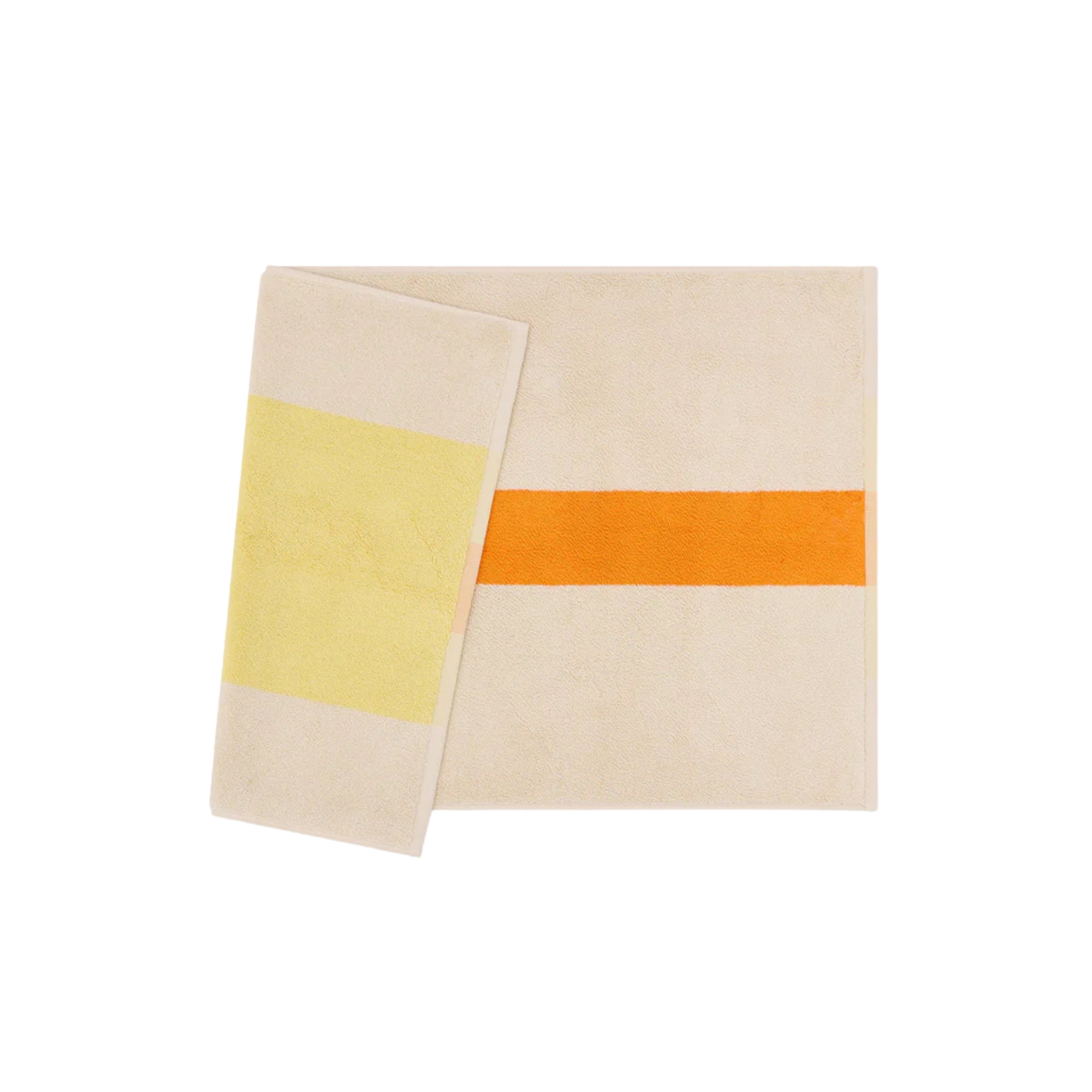 De Suite 702 Badmat Geel Oranje 50/80 van Suite 702 is een beige handdoekenset van biologisch katoen, met gedurfde oranje en gele strepen geïnspireerd op de stijl van Karel Martens, weergegeven op een witte achtergrond.