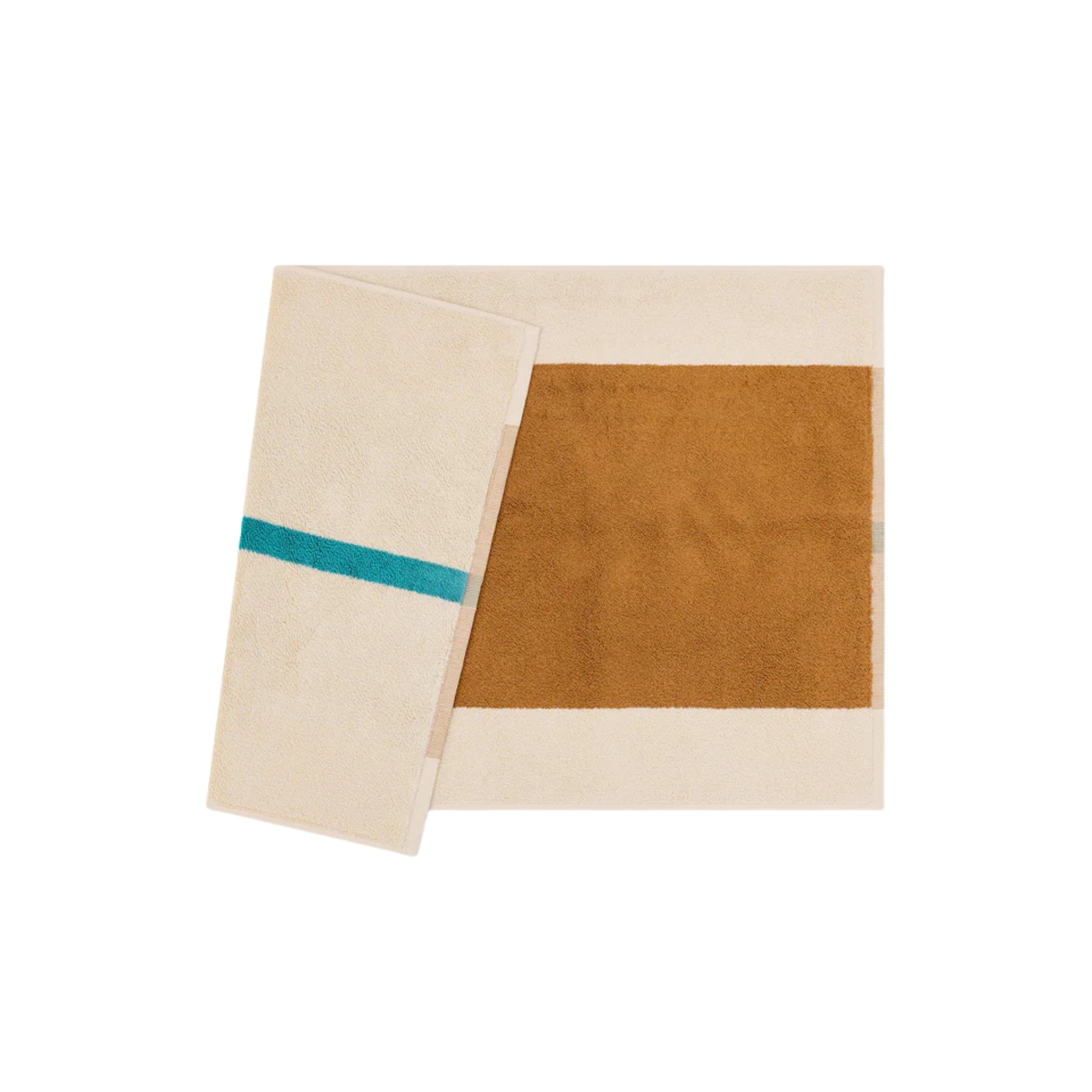 De Suite 702 Badmat Toffee Turquoise 50/80 heeft een modern, op Karel Martens geïnspireerd ontwerp met turquoise en bruine accenten op biologisch katoen, afgebeeld op een witte achtergrond. Merk: Suite 702.