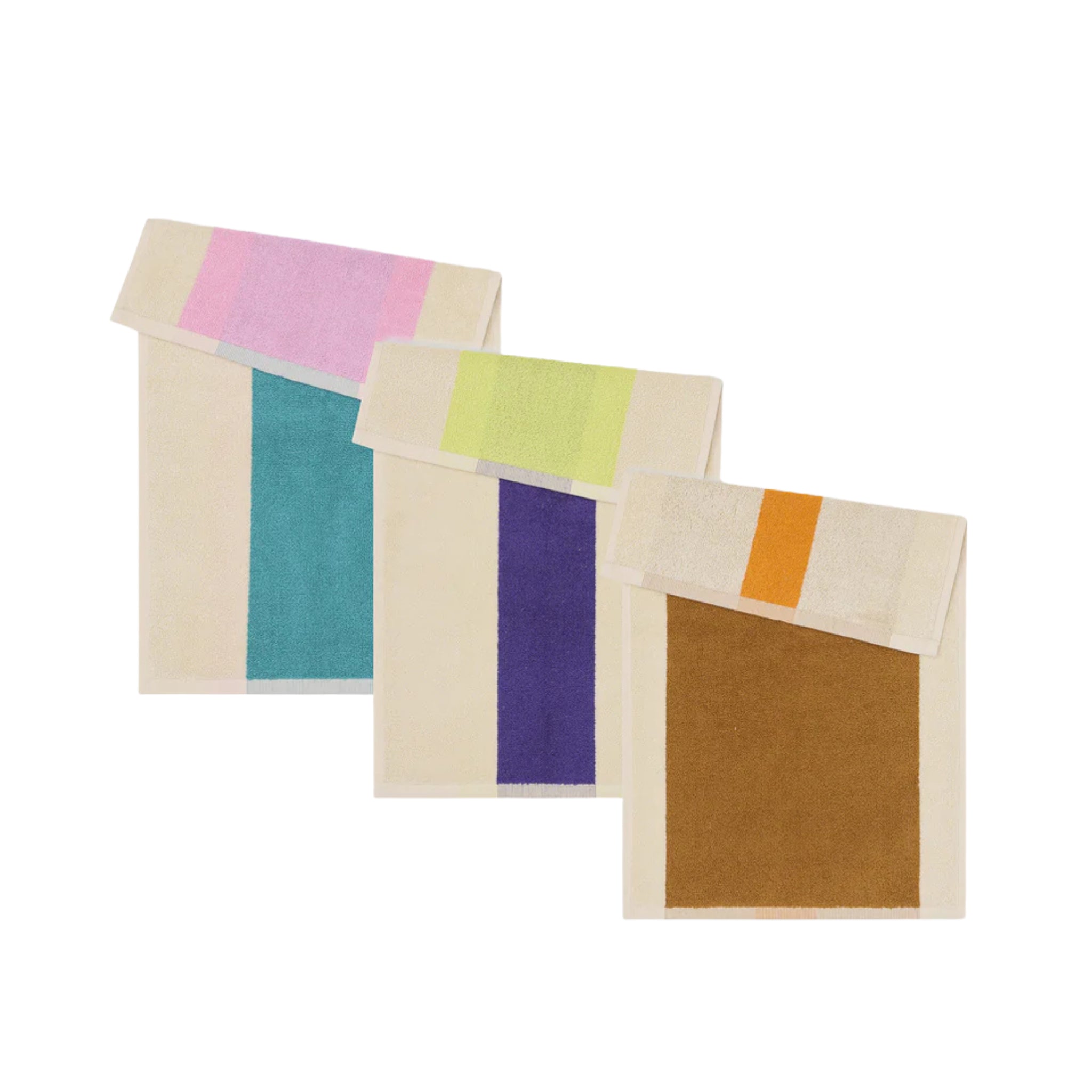 De Suite 702 Gastendoekjes Set C 30/50 (3 st.) toont drie rechthoekige handdoeken, elk met een levendige rand en centraal paneel, gevouwen om contrasterende accentkleuren te onthullen - een echo van de kenmerkende stijl van Karel Martens.