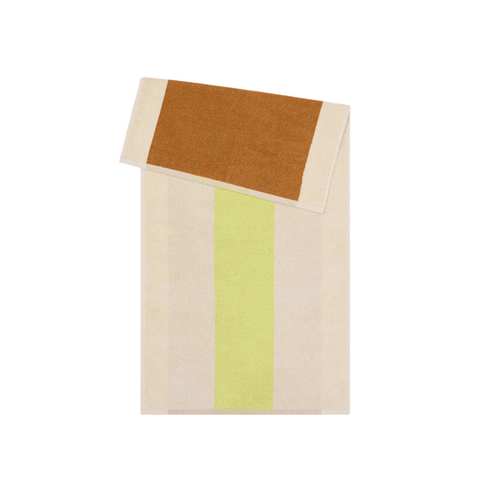 De Suite 702 Handdoek Lime Toffee 50/100 is een beige handdoek van biologisch katoen, met een brede verticale limoengroene streep in het midden en een bruin uiteinde, netjes gevouwen op een witte achtergrond.