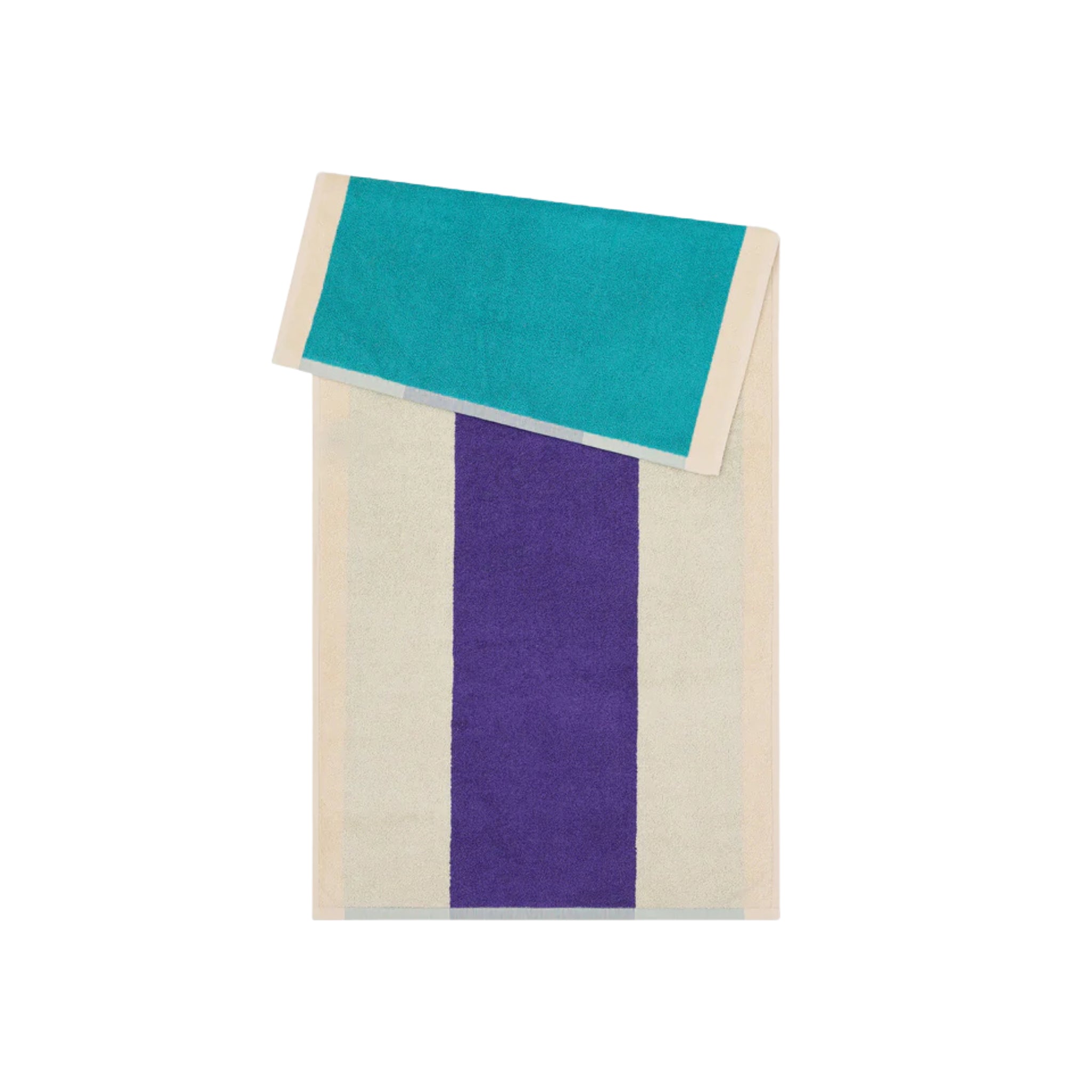 De Suite 702 Handdoek Turquoise Paars 50/100 is een rechthoekig biologisch katoenen handdoek met een brede verticale paarse streep, beige randen en een turquoise gevouwen bovenkant, afgebeeld op wit in de stijl van Karel Martens.