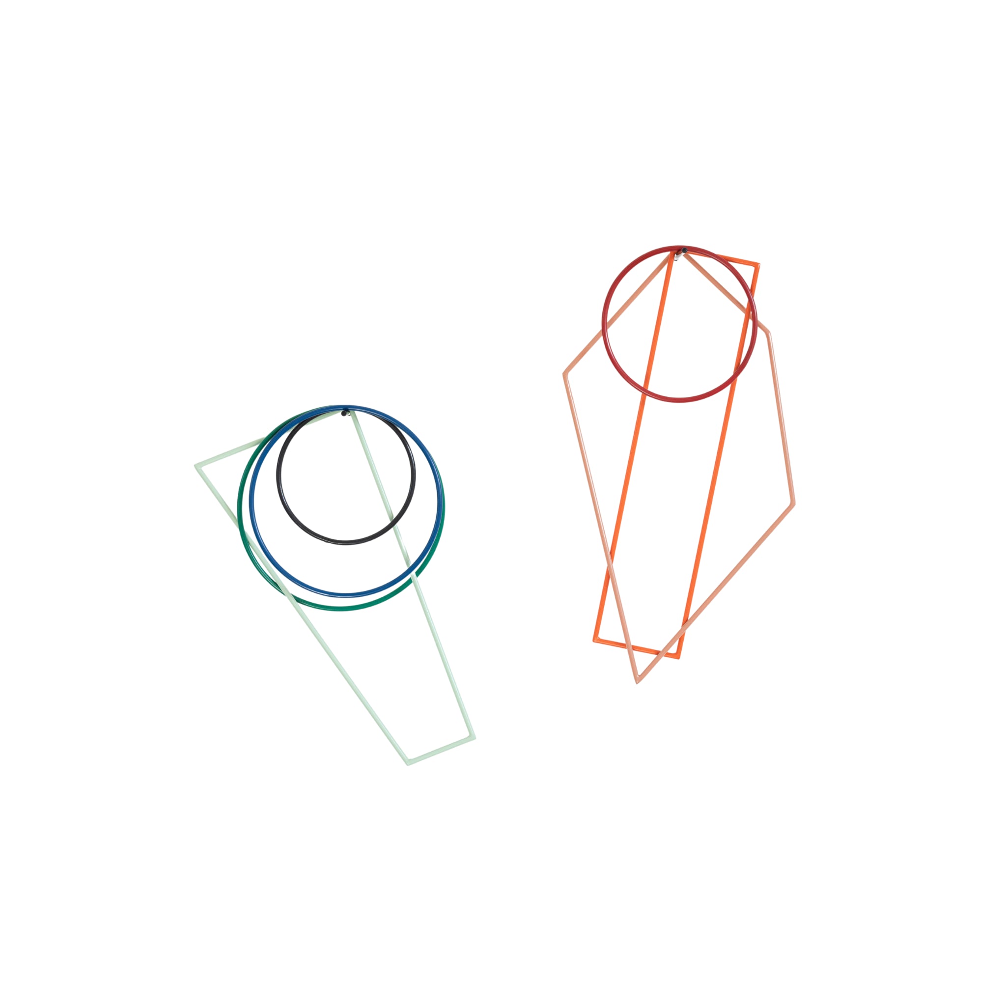 De Valerie Objects Muller van Severen Onderzetter Multicolor 4 st. heeft abstracte geometrische ontwerpen: links blauwe, zwarte en groene cirkels overlappen met lichtgroene veelhoeken; rechts rode vormen creëren een opvallend patroon op wit.