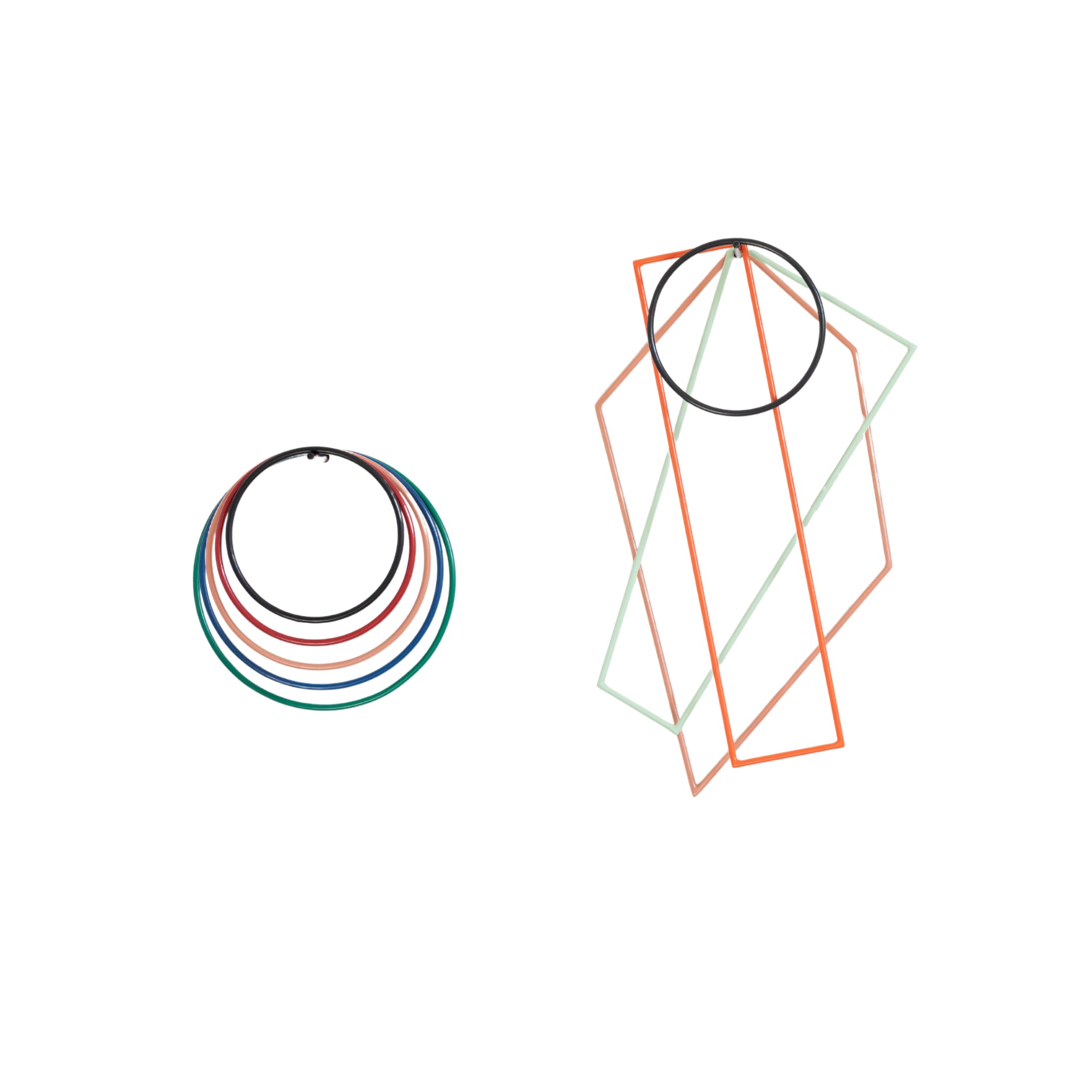 Twee abstracte geometrische ontwerpen: links overlappende gekleurde cirkels geïnspireerd op Valerie Objects Muller van Severen Onderzetter Multicolor; rechts pastelkleurige rechthoeken met een zwarte cirkel, verwijzend naar de stijl van Valerie Objects.
