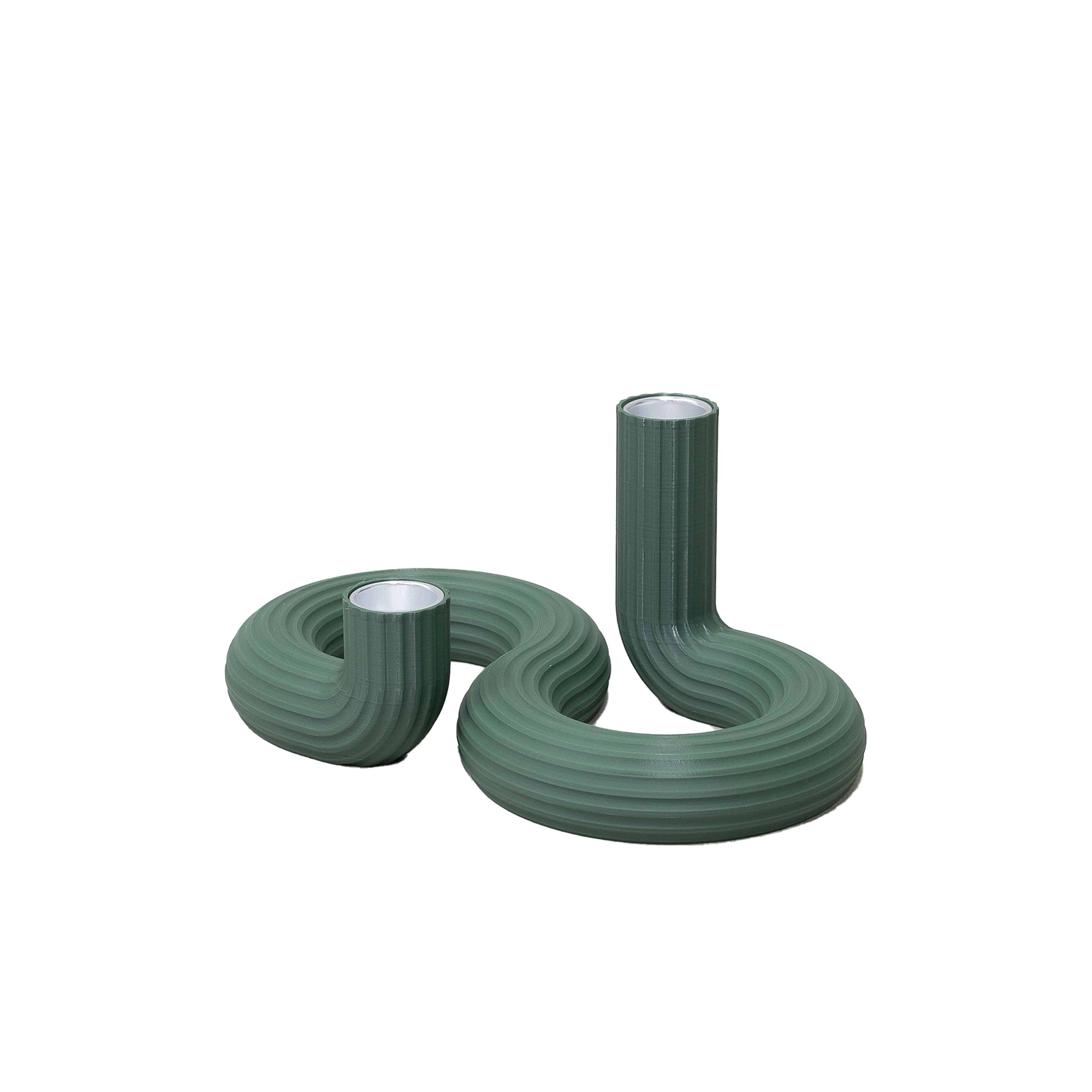 Een groene, geribbelde Wavy Dubbele Kandelaar Highland Groen van Wavy Design Studio staat rechtop op een witte achtergrond; de metalen uiteinden en het 3D-geprinte biocomposiet voegen flair toe aan elk duurzaam interieur.