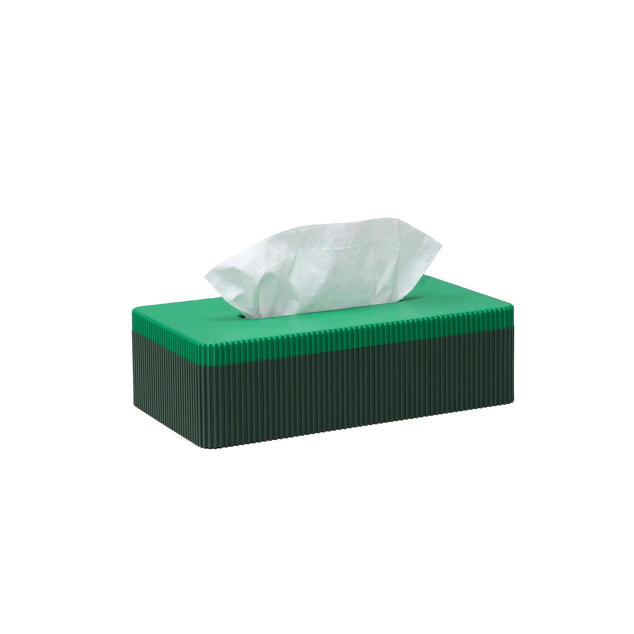 De Wavy Tissuebox Highland/Pearl Groen van Wavy Design Studio is een groene rechthoekige tissuebox gemaakt van duurzaam design en gerecycleerd hout, met een enkele witte tissue gedeeltelijk uitgetrokken op een witte achtergrond.