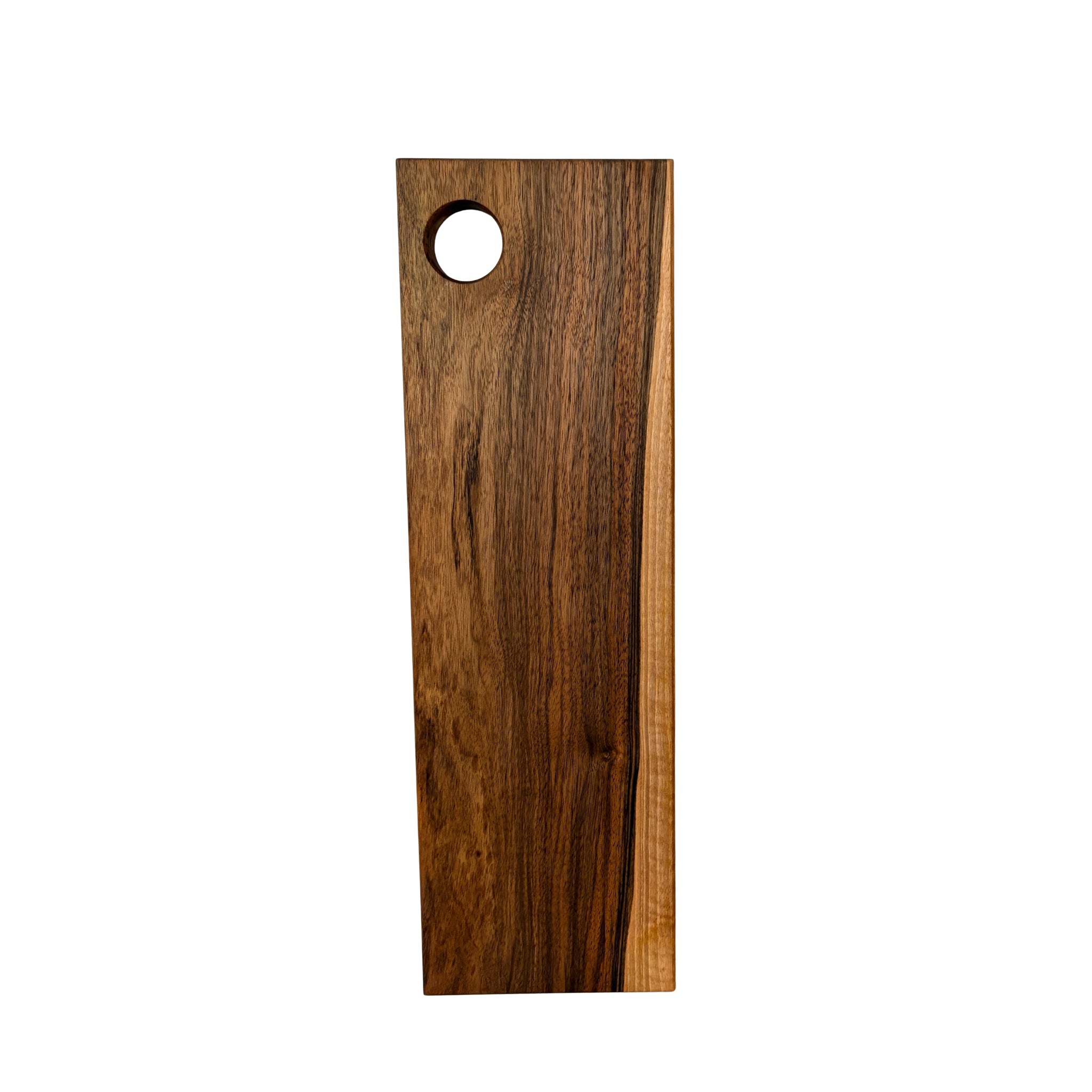 De Weshwood Serveerplank Europese Notelaar 17/54 van Weshwood heeft een donkere, rijke nerf en een rond gat in de linkerbovenhoek, is gemaakt van Europees notenhout en wordt geïsoleerd getoond op een witte achtergrond.