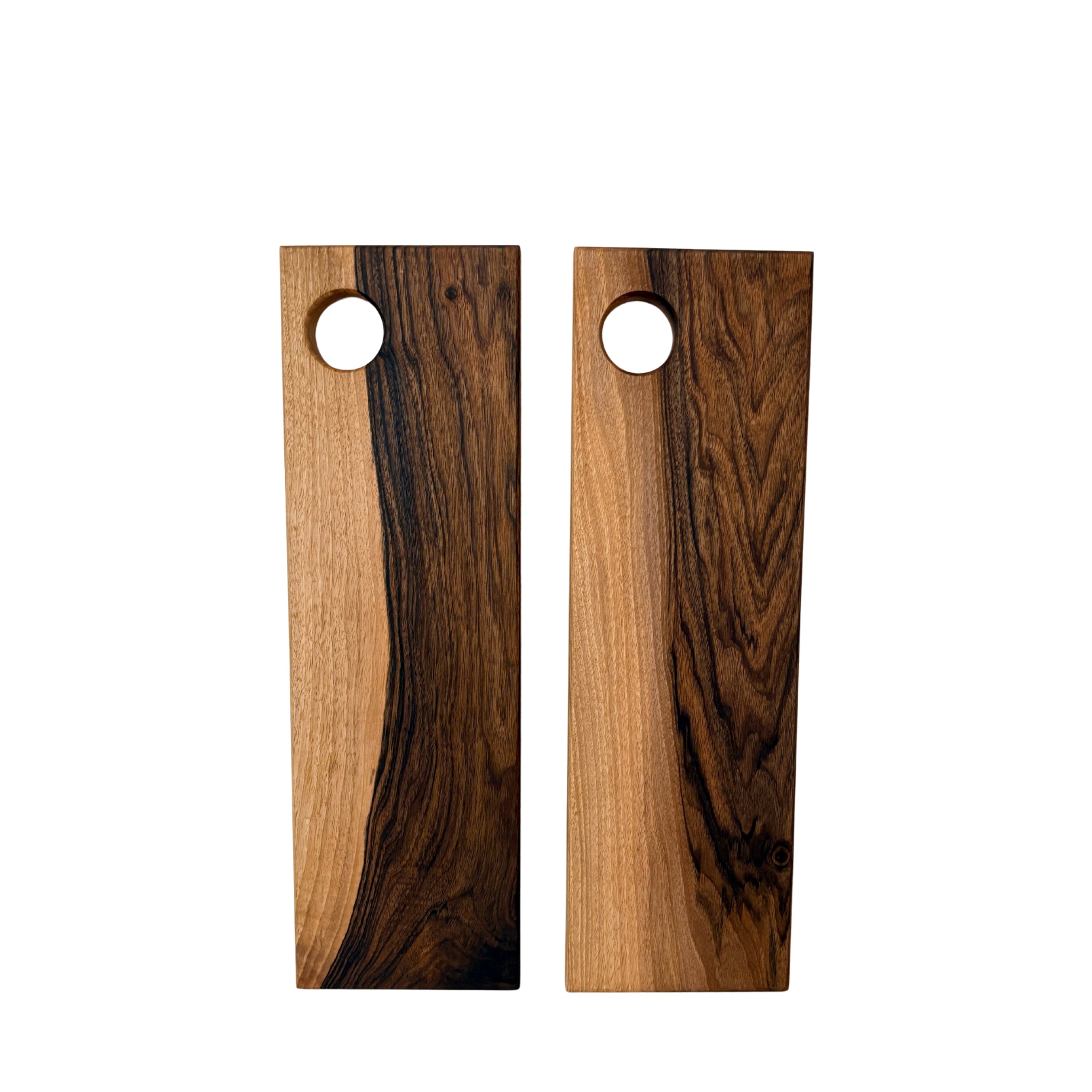 Twee Weshwood Serveerplank Europese Notelaar 15/47 planken, elk met unieke houtnerf en een rond gat in de linkerbovenhoek, worden naast elkaar weergegeven op een witte achtergrond. Merk: Weshwood.