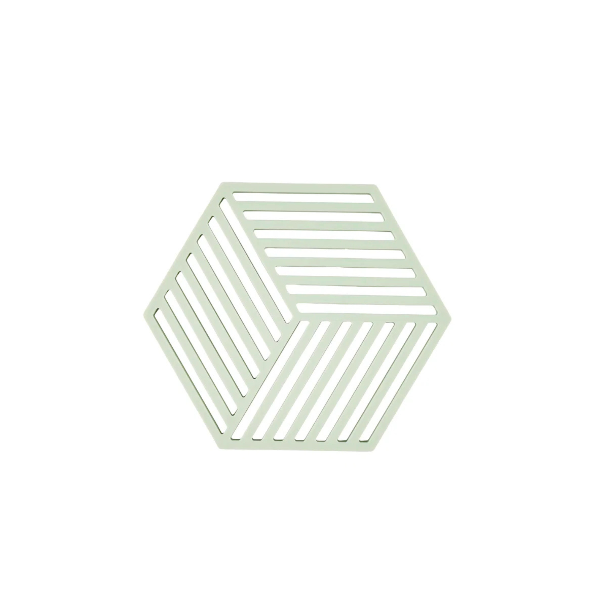 De Zone Denmark Hexagon Trivet Muntgroen is een lichtgroene, zeshoekige siliconen onderzetter van Zone Denmark met parallelle, diagonaal lopende uitsparingen, afgebeeld op een witte achtergrond.