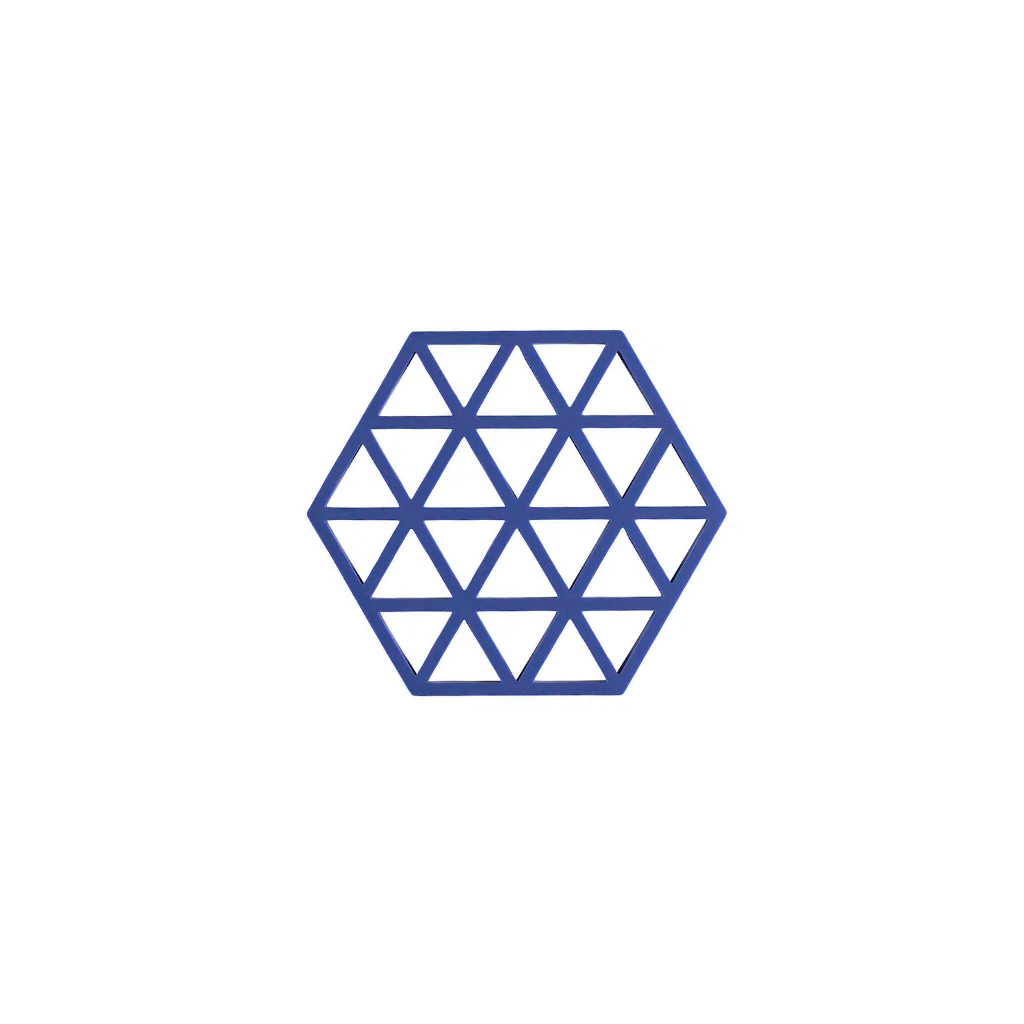 Een blauw zeshoekig geometrisch patroon van onderling verbonden driehoeken, gecentreerd op wit, lijkt op de Zone Denmark Triangles Trivet Indigo-een stijlvolle, hittebestendige siliconen tafelaccessoire van Zone Denmark.