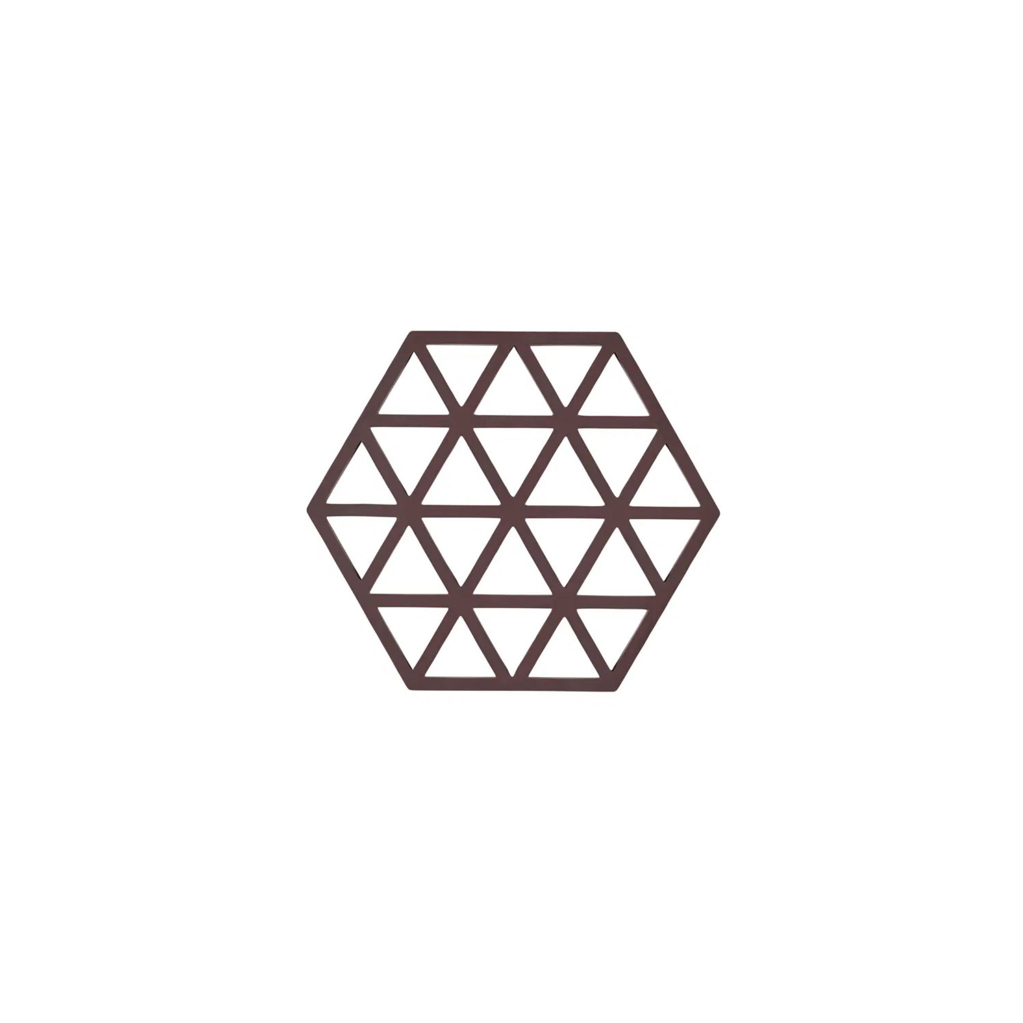 Een geometrisch patroon van donkerbruine lijnen die zeshoeken vormen met kleine driehoekjes creëert de stijlvolle Zone Denmark Triangles Trivet Kalamata-een hittebestendige siliconen onderzetter van Zone Denmark, tegen een effen witte achtergrond.
