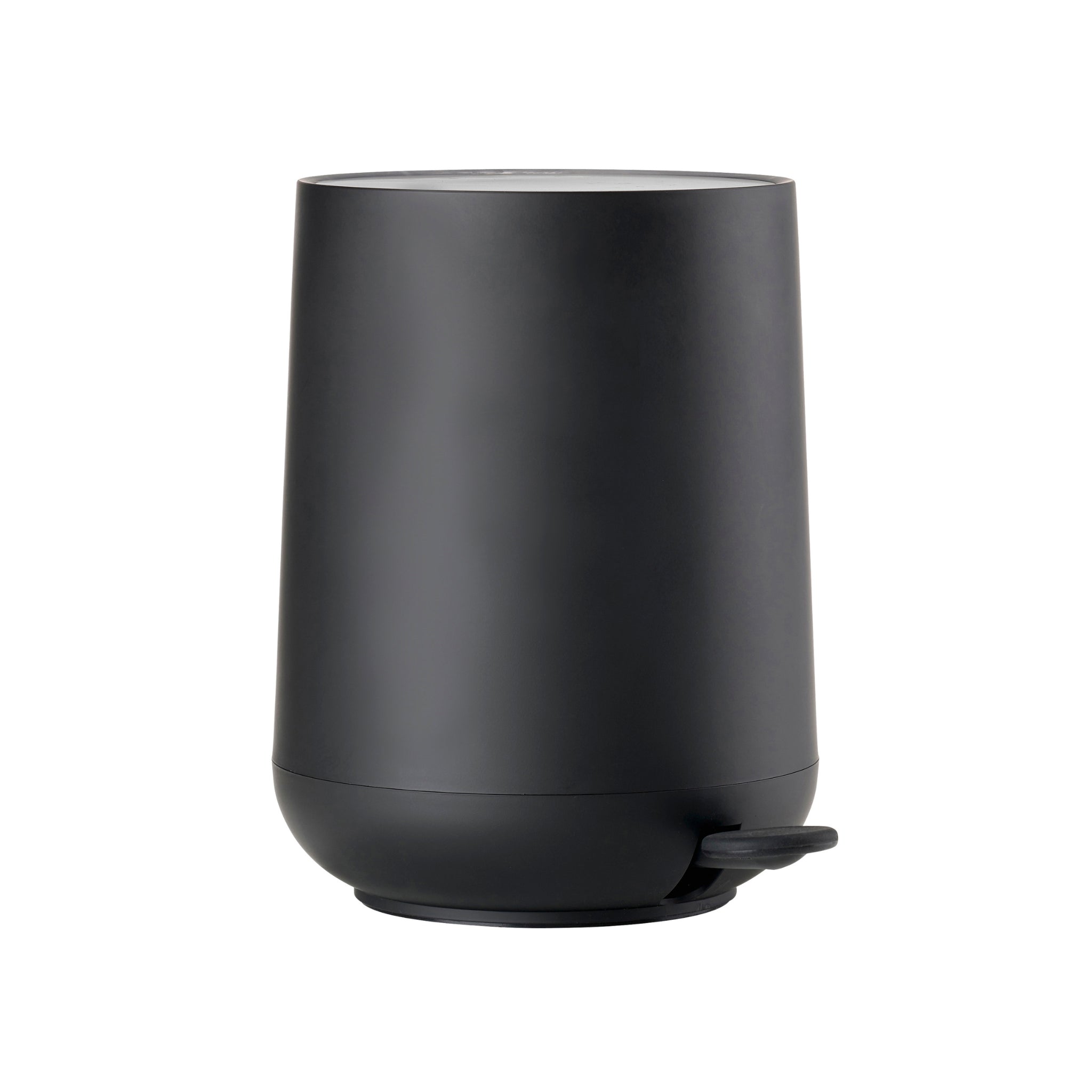 De Zone Denmark Nova One Pedaalemmer Zwart 3 l is een matzwarte, cilindervormige prullenbak met een voetpedaal voor handsfree gebruik, met een strak, modern ontwerp geïnspireerd door Zone Denmark en zonder zichtbare merknaam.