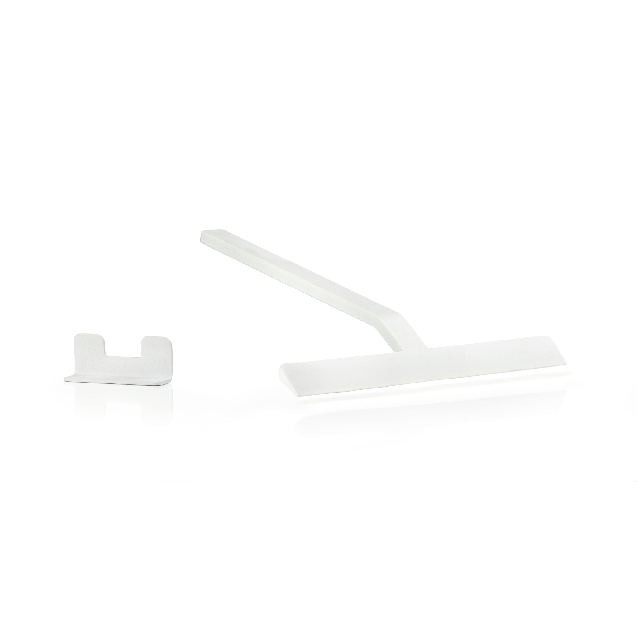 De Zone Denmark Rim Douchewisser met Houder Wit S, een strakke witte wisser met houder van Zone Denmark, is afgebeeld op een witte achtergrond - een elegante, minimalistische toevoeging aan je badkameraccessoires.