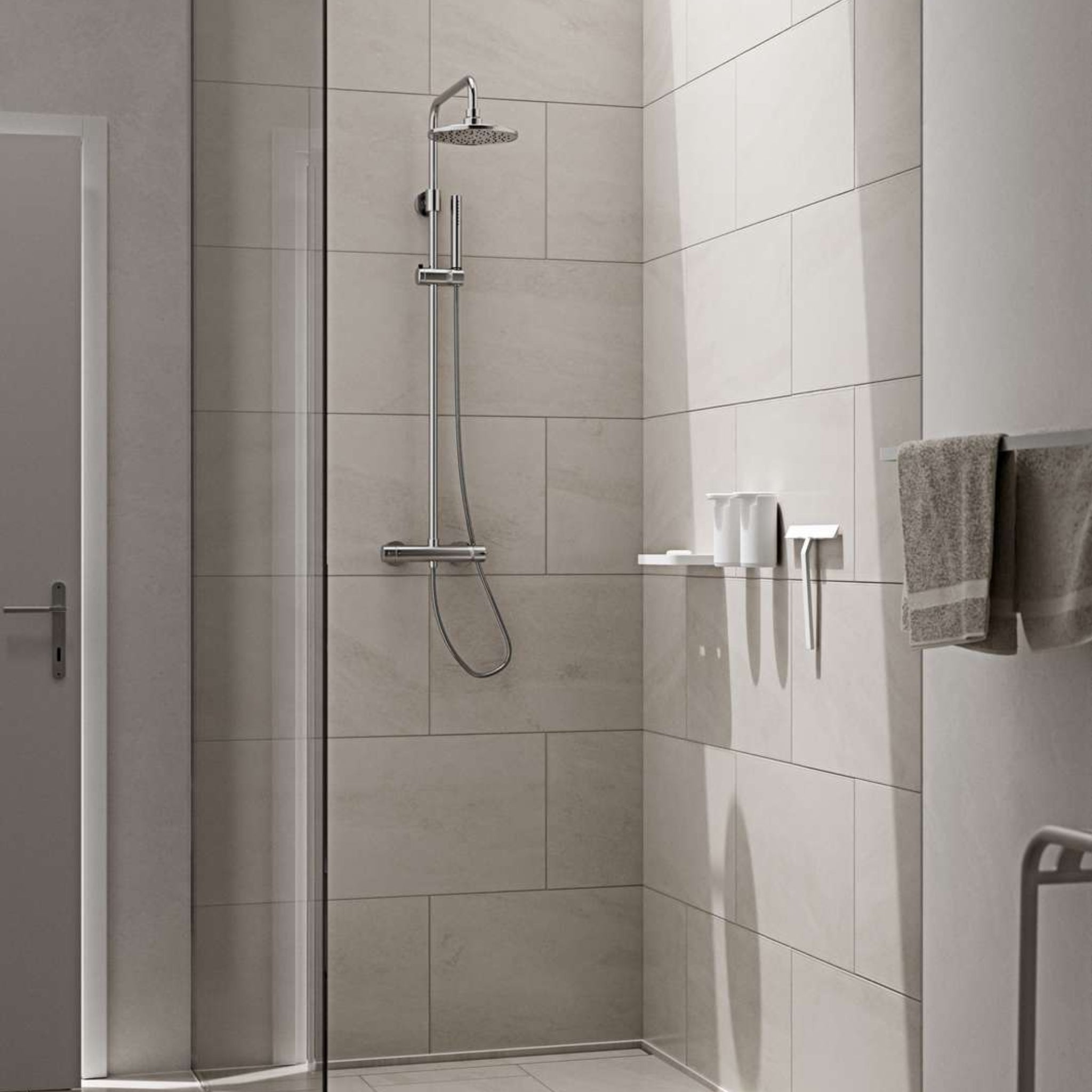 Een moderne douche met lichtbeige tegels, strakke chromen armaturen en een Zone Denmark Rim Douchewisser met Houder Wit S op de wandplank - ideaal voor stijlvolle badkameraccessoires.