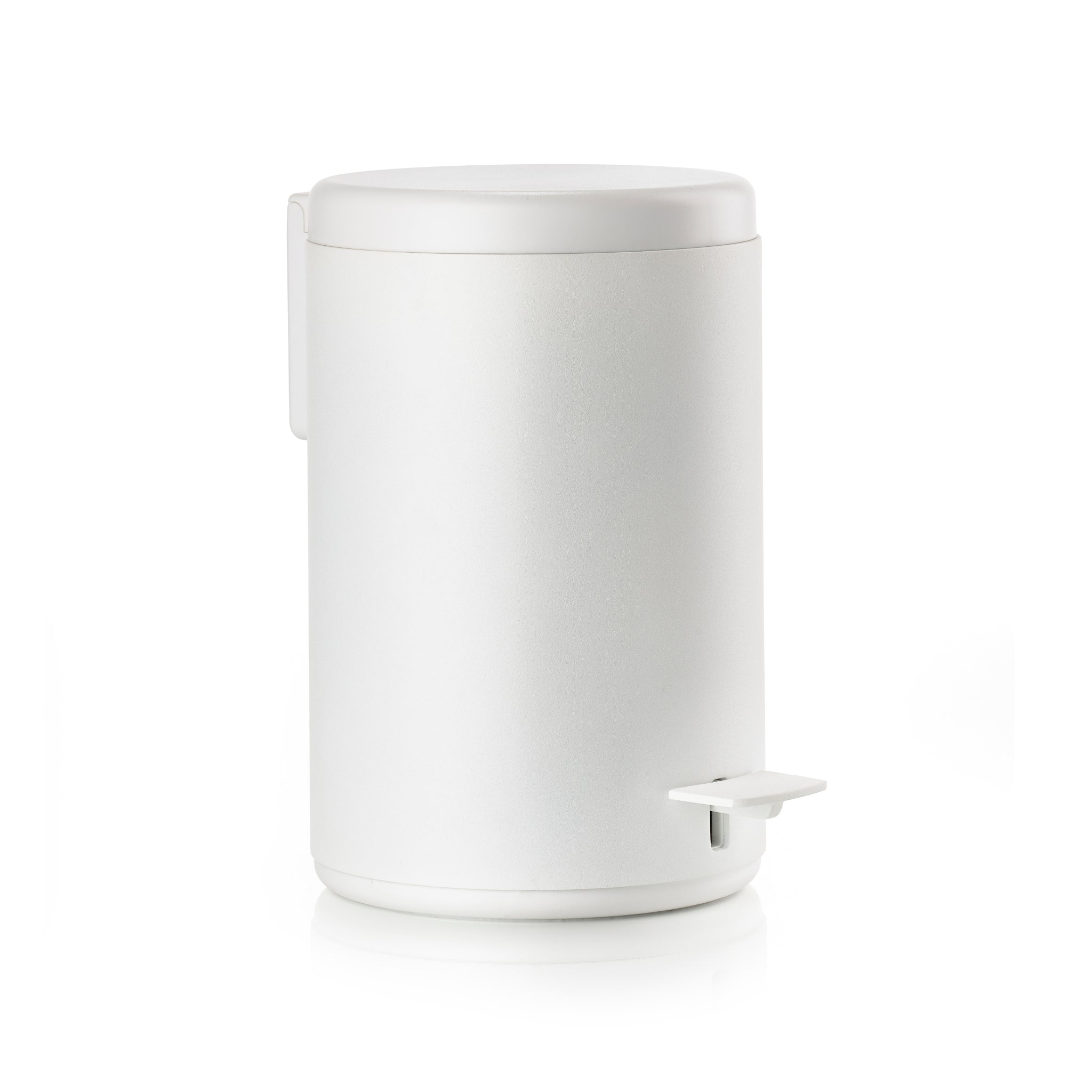 De Zone Denmark Rim Pedaalemmer Wit 3 l is een compacte, witte pedaalemmer met een gesloten deksel, ideaal voor de badkamer, afgebeeld op een effen witte achtergrond.