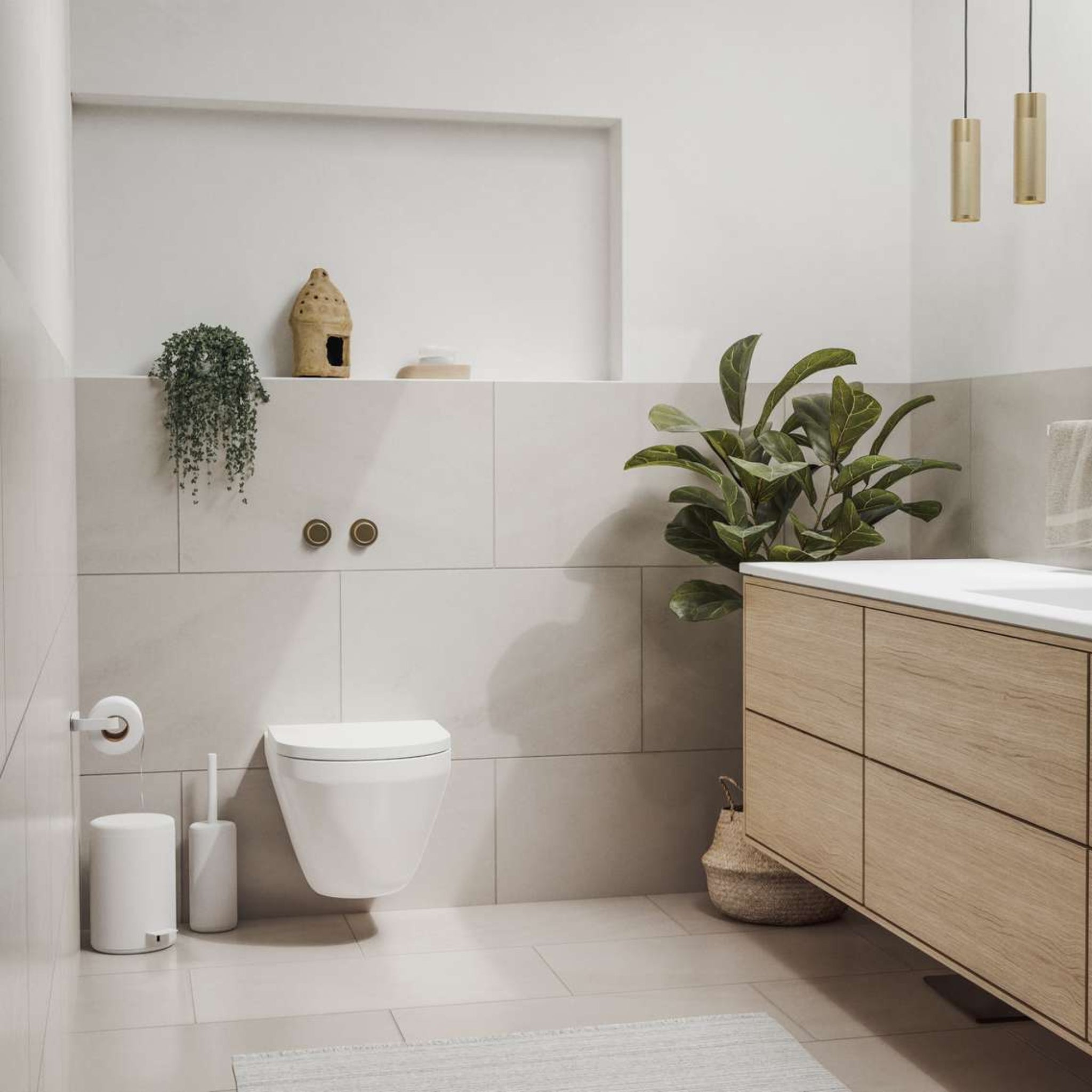 Moderne badkamer met wandcloset, planten, houten badmeubel en zachte verlichting. De Zone Denmark Rim Pedaalemmer Wit 3 l versterkt subtiel de strakke, rustgevende sfeer met zijn strakke design temidden van neutrale tinten en groen.