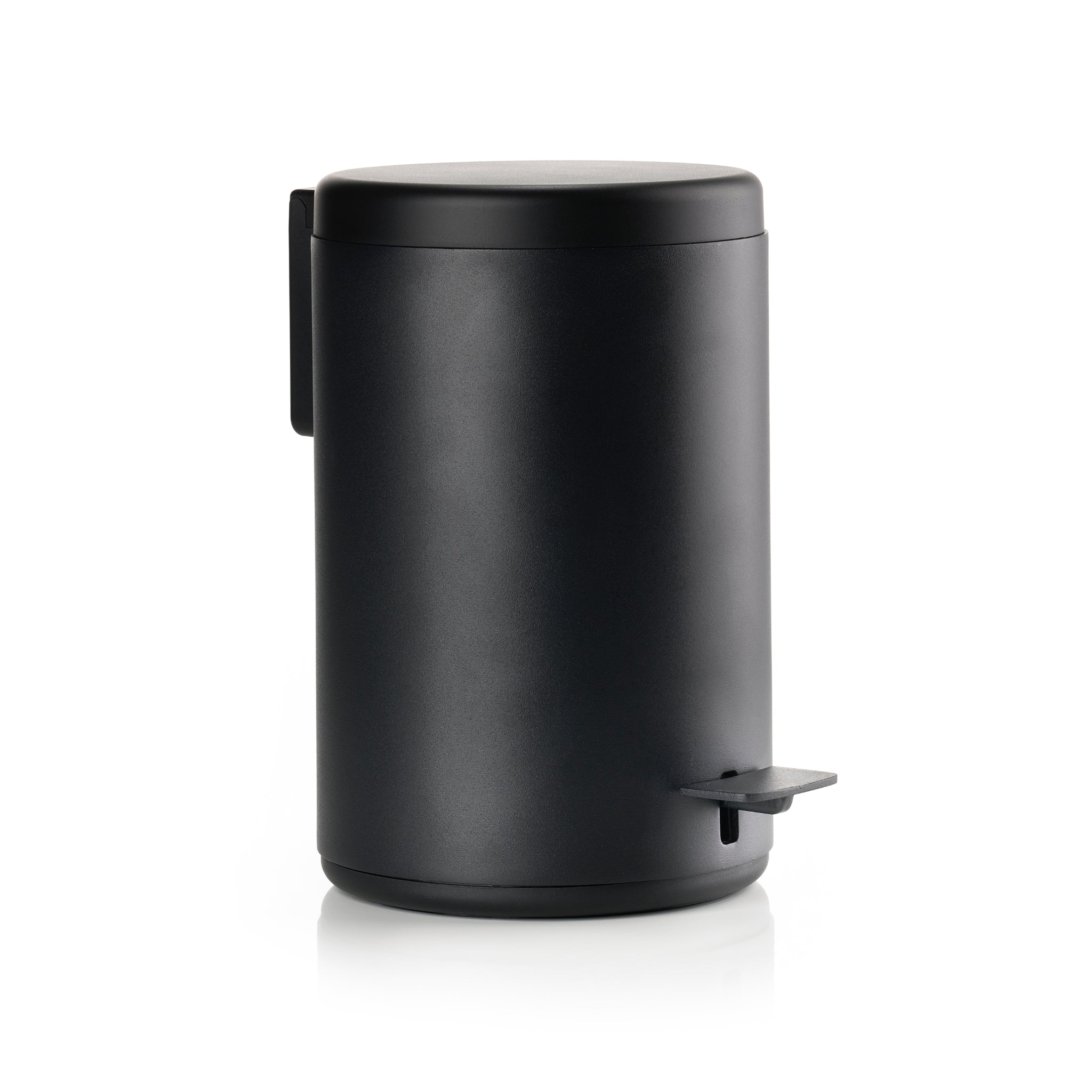 De Zone Denmark Rim Pedaalemmer Zwart 3 l is een strakke zwarte cilindrische pedaalemmer met een minimalistisch design, gesloten deksel en voetpedaal voor handsfree gebruik, afgebeeld op een witte achtergrond. Merk: Zone Denmark.