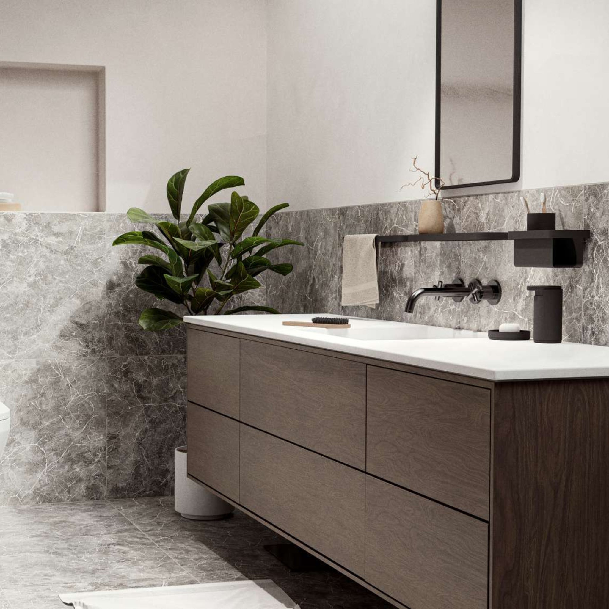 Een moderne badkamer met een houten badmeubel, wit aanrechtblad, rechthoekige spiegel en de Zone Denmark Rim Tandenborstelhouder Zwart als stijlvolle organizer. Grijs marmeren muren en minimale accessoires creëren een rustige sfeer in neutrale tinten.