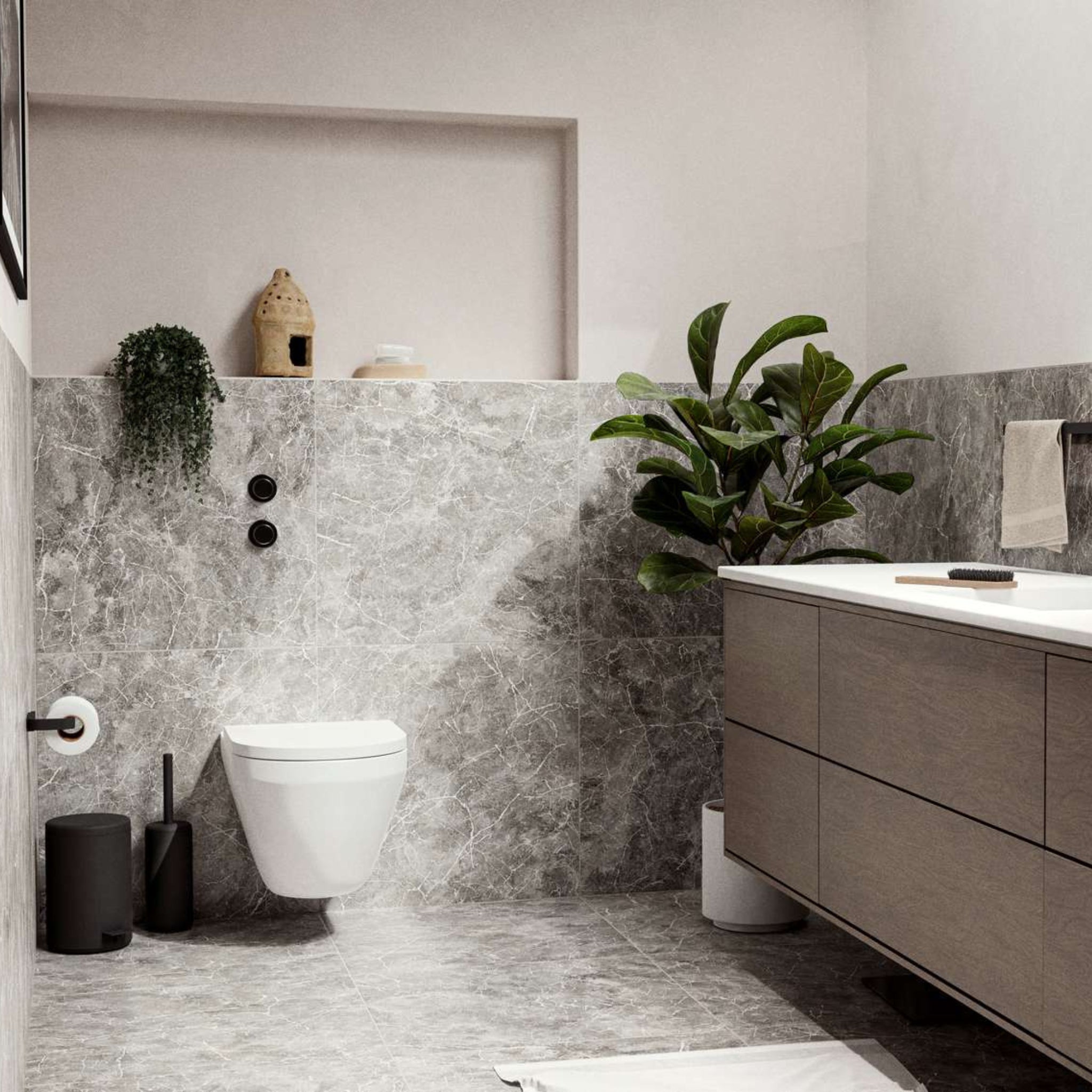 Moderne badkamer met grijze marmeren tegels, wandcloset, Zone Denmark Rim Pedaalemmer Zwart 3 l, zwarte toiletborstel, zwevend houten badmeubel en planchetten met decor en een klein, slepend plantje voor een minimalistische uitstraling.