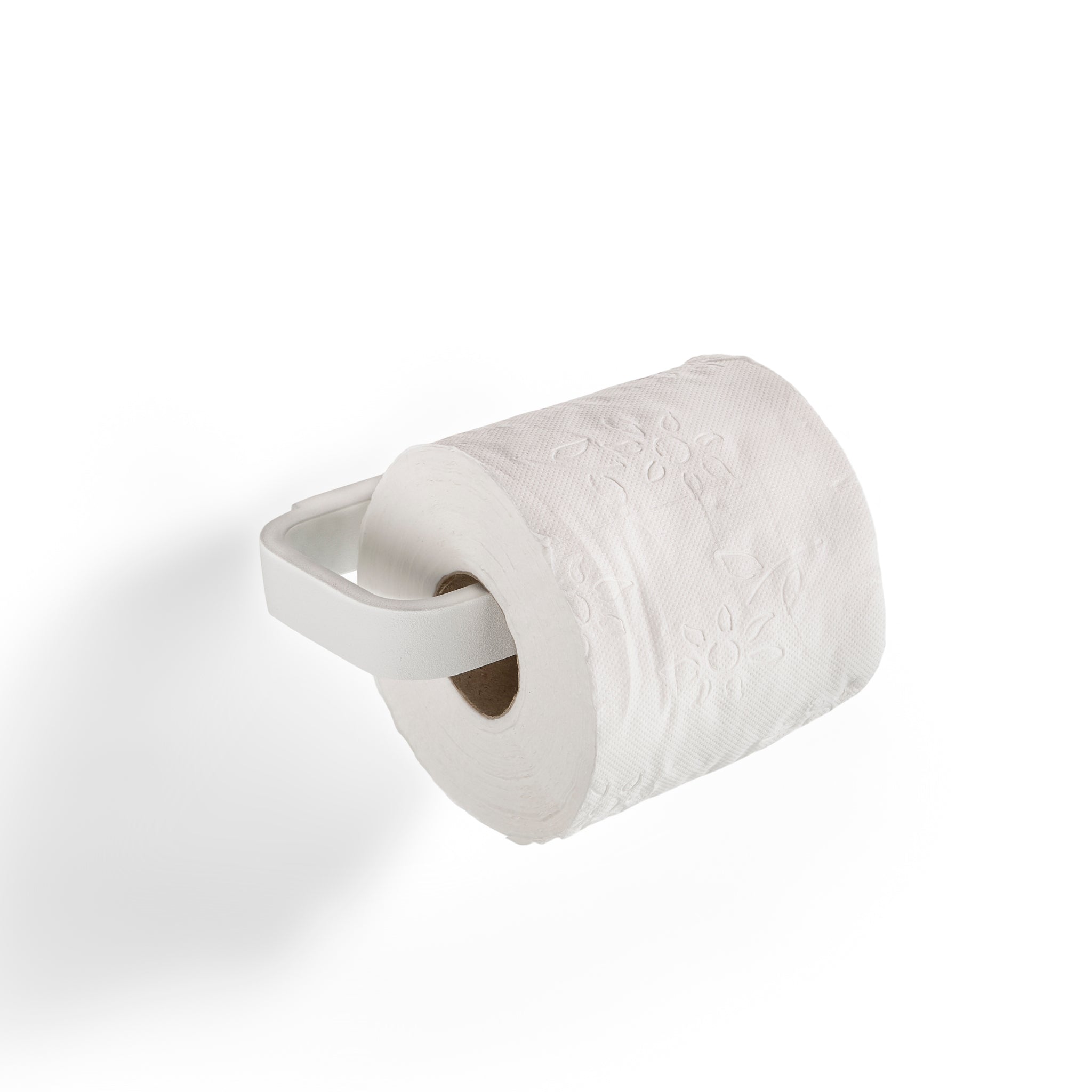 Een witte toiletrol met bloemenmotief is gemonteerd op de Zone Denmark Rim Toiletrolhouder Wit, een minimalistische houder van Zone Denmark, bevestigd aan een witte muur.