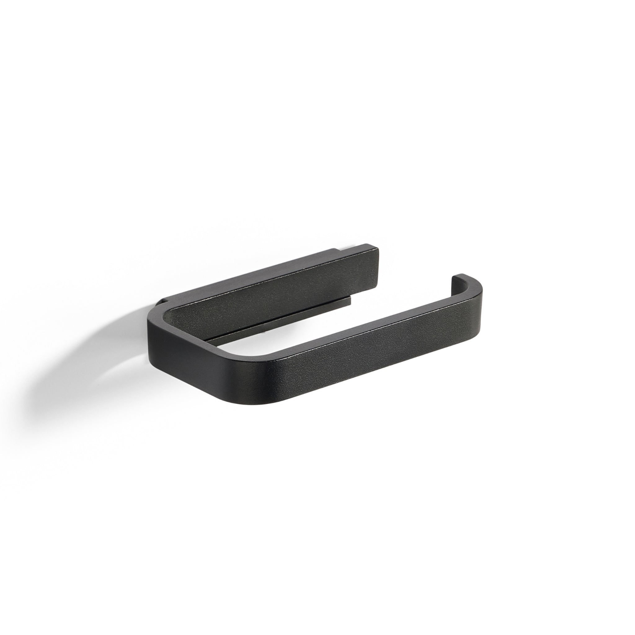 De Zone Denmark Rim Toiletrolhouder Zwart van Zone Denmark is een zwarte, minimalistische wandtoiletrolhouder met een open ontwerp, perfect voor een strakke badkamer, afgebeeld tegen een effen witte achtergrond.