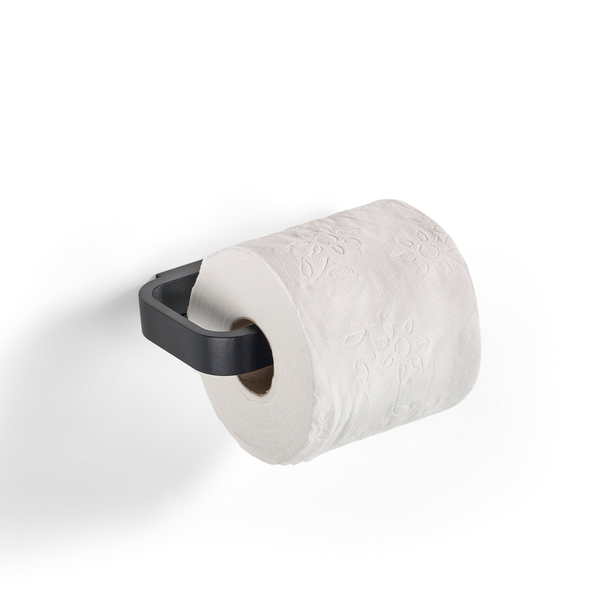 Een rol wit toiletpapier met reliëf wordt getoond op de Zone Denmark Rim Toiletrolhouder Zwart, waarbij de moderne zwarte toiletrolhouder van Zone Denmark wordt benadrukt tegen een effen witte achtergrond.