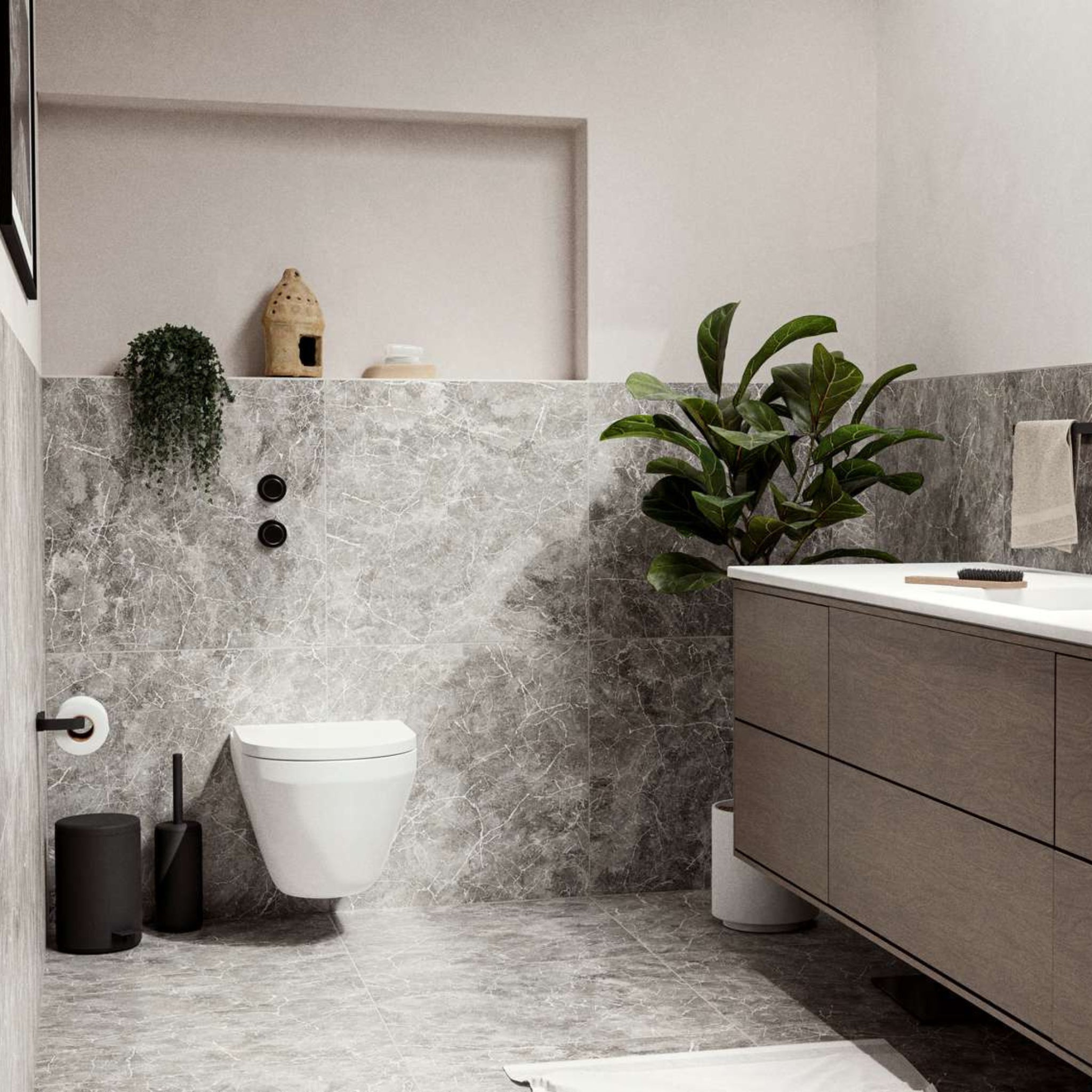 Moderne badkamer met grijs marmer, wandcloset, houten badmeubel, zwarte armaturen en groen. De Zone Denmark Rim Toiletrolhouder Zwart voegt een strak accent toe aan het verzonken planchet en versterkt de strakke lijnen en minimalistische inrichting.