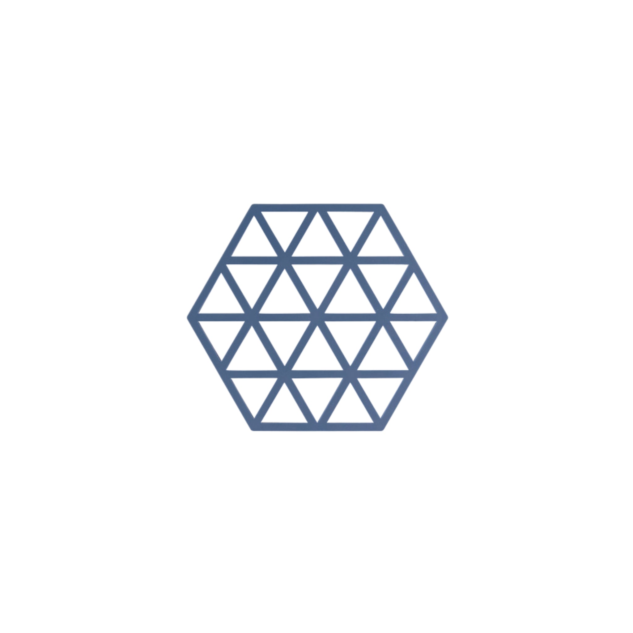 De Zone Denmark Triangles Trivet Denim van Zone Denmark heeft een blauwe zeshoek gemaakt van kleine driehoekjes in een geometrisch patroon, weergegeven op een witte achtergrond.
