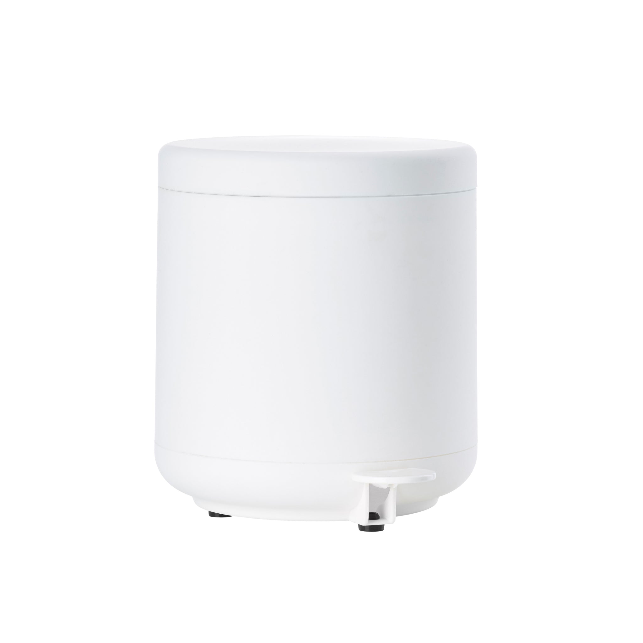 De Zone Denmark Ume Pedaalemmer Wit 4 l is een compacte, ronde pedaalemmer met een gesloten deksel en voetpedaal, die moeiteloos past bij de moderne badkameraccessoires van Zone Denmark tegen een effen witte achtergrond.