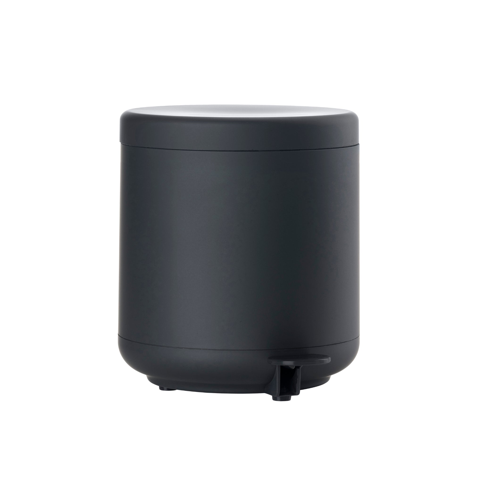 De Zone Denmark Ume pedaalemmer zwart 4 l is een kleine, cilindervormige zwarte pedaalemmer uit de Ume-serie van Zone Denmark, voorzien van een voetpedaal en afgebeeld tegen een effen witte achtergrond.