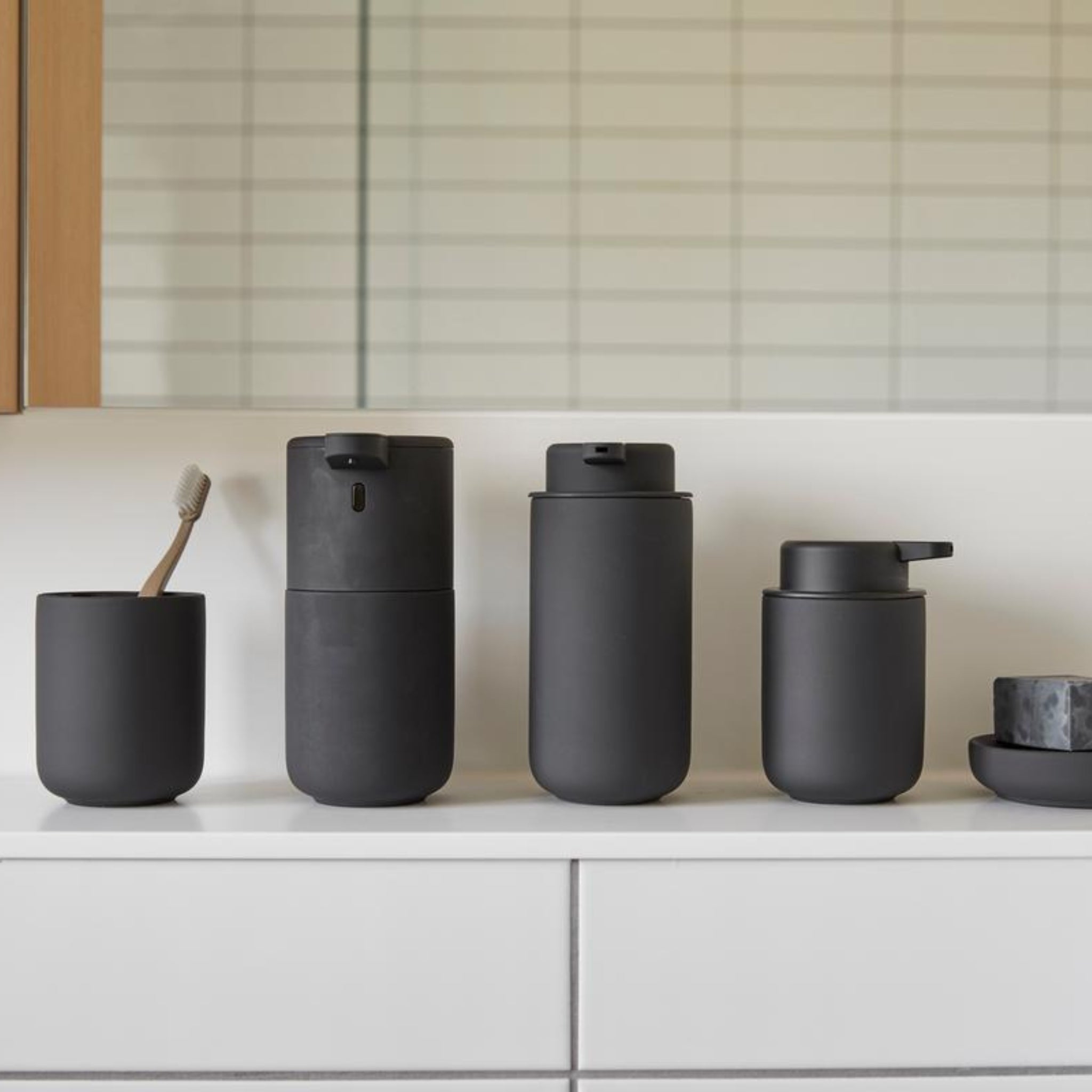 De Zone Denmark Ume Tandenborstelhouder Zwart is een matzwarte tandenborstelhouder die deel uitmaakt van de minimalistische serie Ume badkameraccessoires van Zone Denmark, perfect voor een moderne badkamerinrichting.