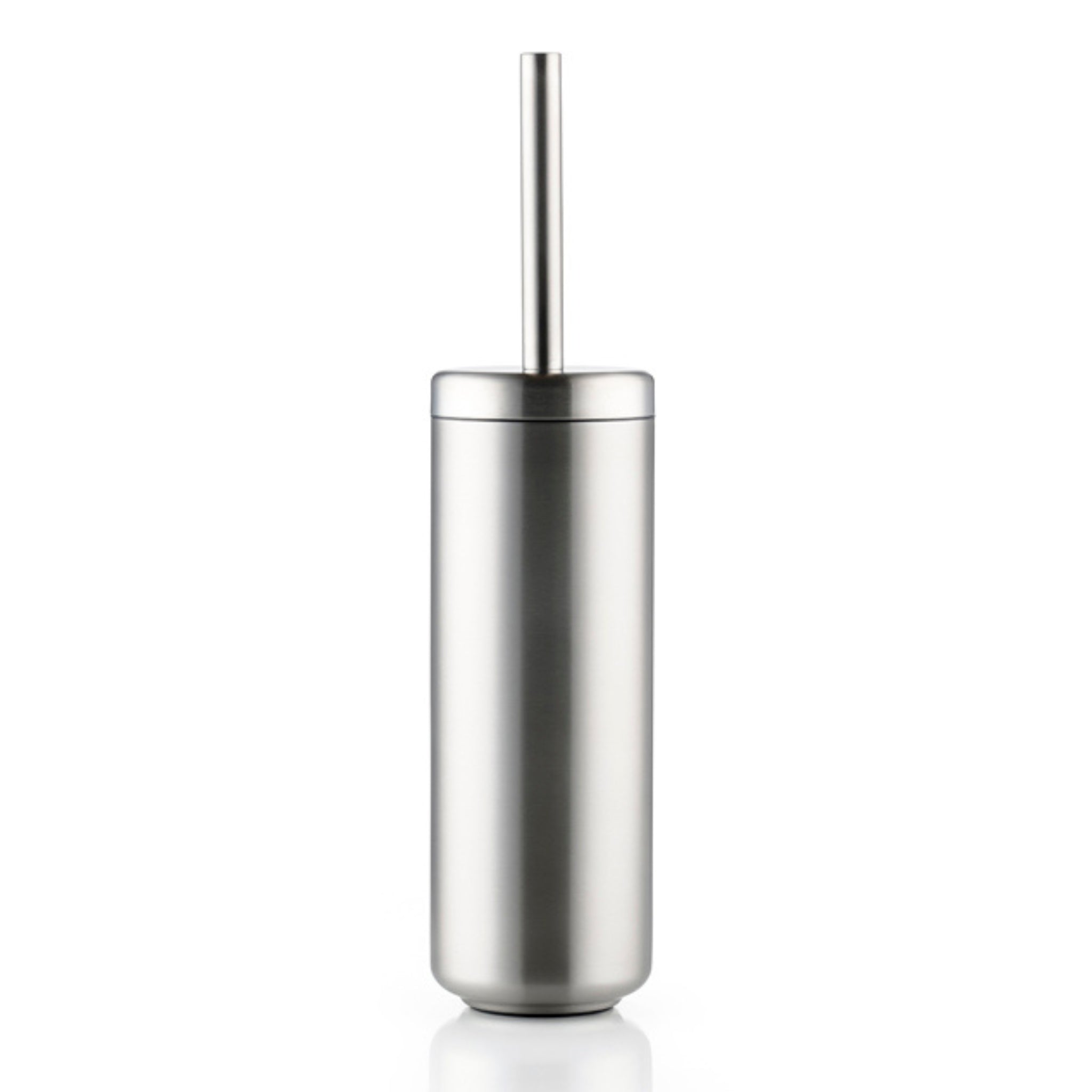 De Zone Denmark Ume Toiletborstel Staal, uitgevoerd in matte staalstijl, staat rechtop tegen een effen witte achtergrond - een perfecte aanvulling op de strakke badkamerserie van Zone Denmark.