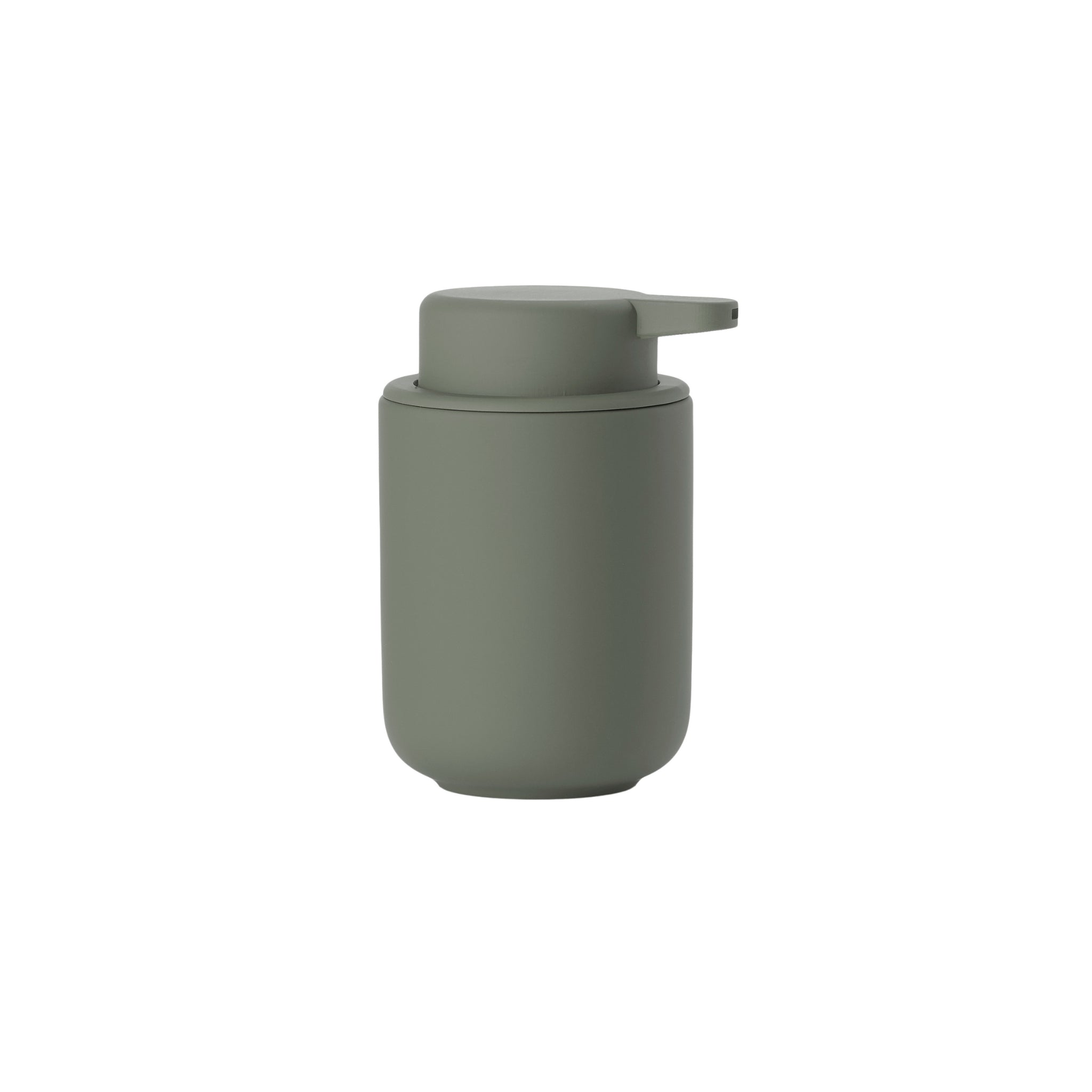 De Zone Denmark Ume Zeepdispenser Olijfgroen heeft een matte olijfgroene afwerking, een cilindrische vorm, afgeronde hoeken en een korte pompuitloop - ideaal voor moderne badkamers - rechtop tegen een witte achtergrond.