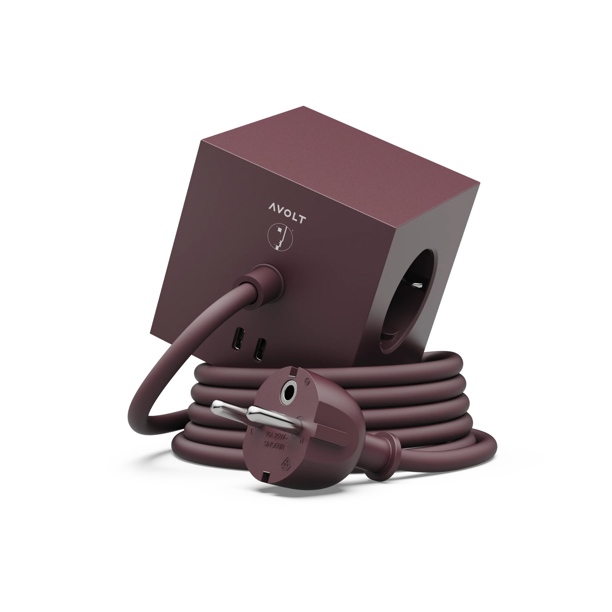 De Avolt x Bauhaus Archiv Square 1 USB-C Stekkerdoos in Mulberry Rood (1,8 m) heeft meerdere stopcontacten en een USB-C poort, met de stekker en het snoer netjes opgerold rond de basis.
