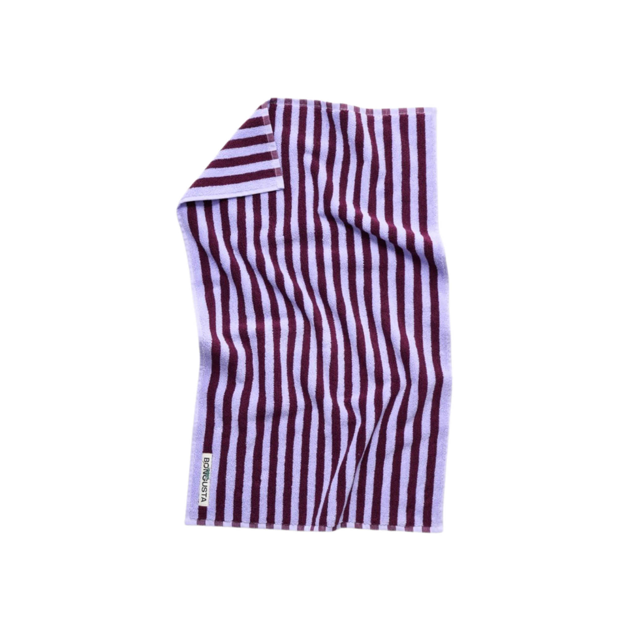 De Bongusta Naram Handdoek Wine & Lavender Blue 50/80 van Bongusta is een rechthoekige handdoek met verticale kastanjebruine en witte strepen, afgebeeld op een witte achtergrond. Een hoek is omgevouwen en onthult een klein label aan de onderrand.
