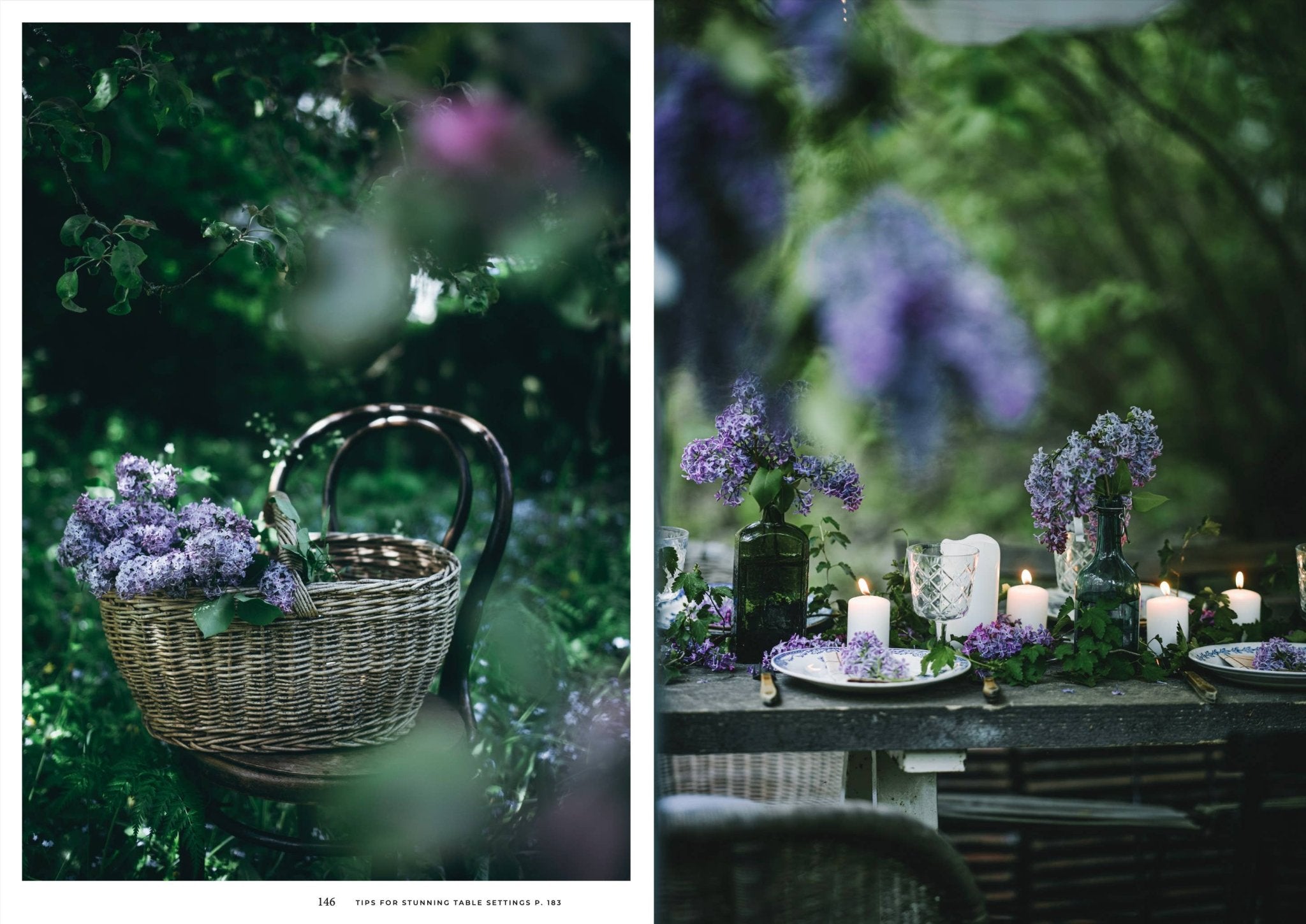 Links: Een rieten mand met seringen rust op een houten stoel in een groene tuin. Rechts: Een buitentafel in de stijl van het Cozy Publishing Nordic Summer Kookboek is versierd met kaarsen, borden en vazen met seringen te midden van weelderige planten.