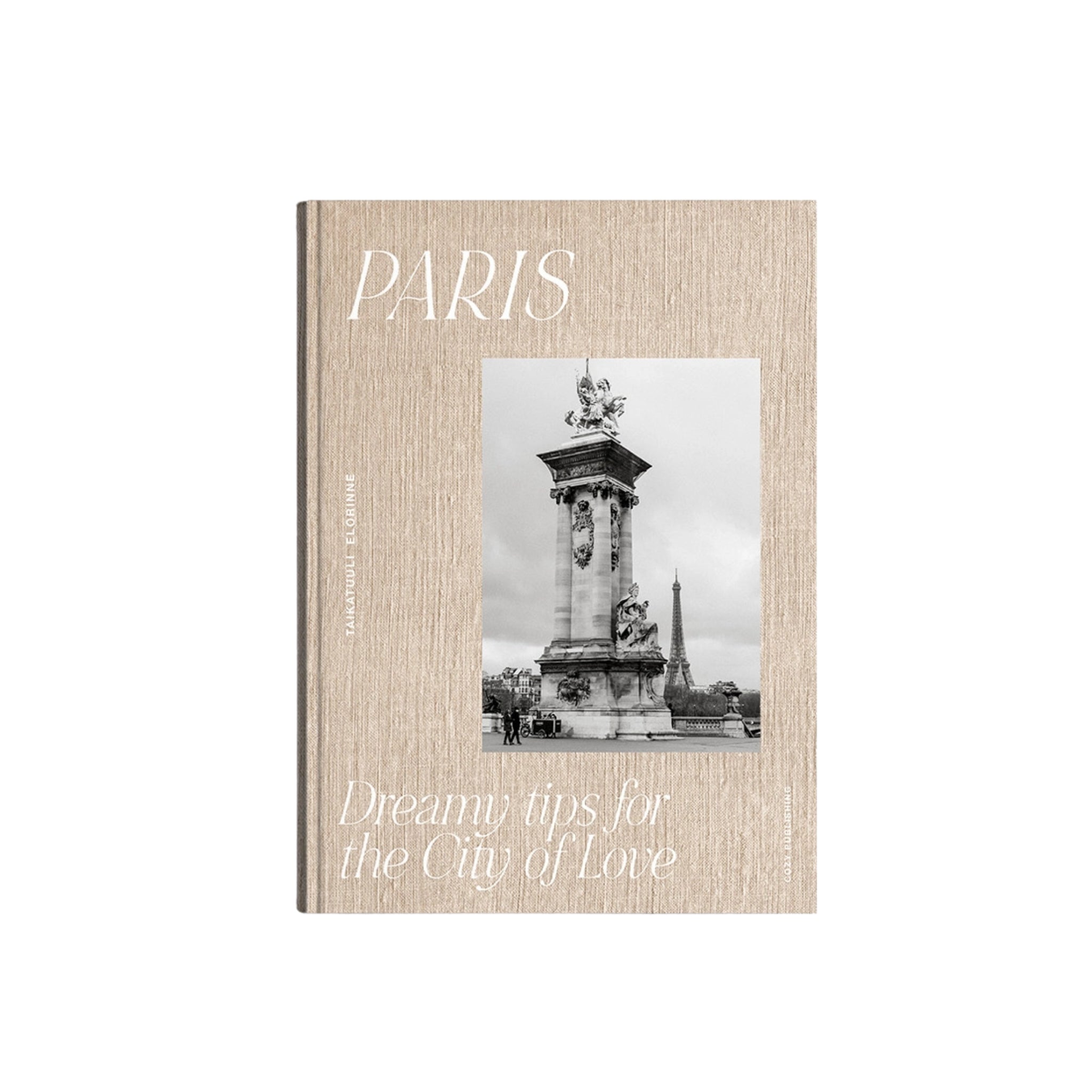 De Cozy Publishing Parijs Dromerige tips voor de stad van de liefde Reisgids bevat insider tips op een beige omslag met textuur en een zwart-wit foto van een Parijs monument en de Eiffeltoren op de achtergrond.