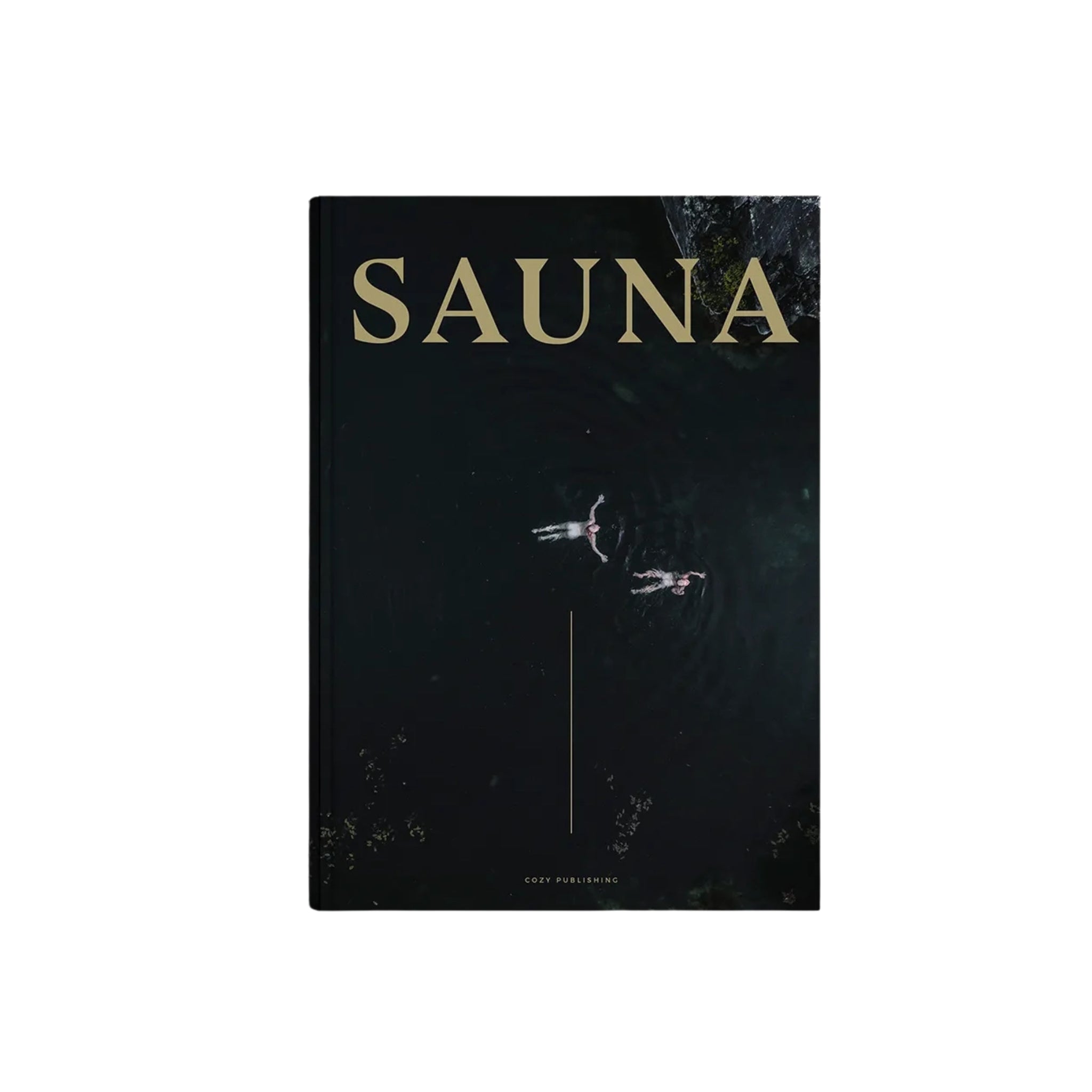 Op een donkere boekomslag staat "SAUNA" in grote gouden letters boven twee figuurtjes die zwemmen in donker water, wat Noordse wellness oproept. Onderaan staat "Cozy Publishing", waarmee het unieke Cozy Publishing Sauna Boek wordt getoond.