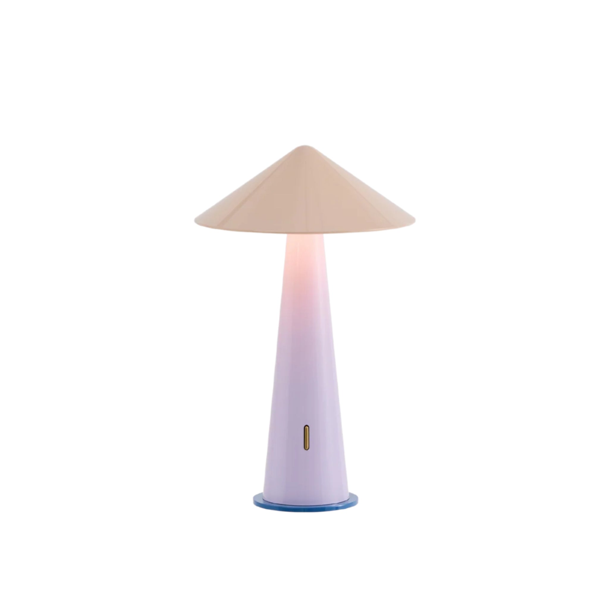 De Fine Lumens Tipsy Lamp is een moderne, draagbare tafellamp met brede poederroze kap en lichtpaarse basis. Deze LED-lamp is dimbaar, oplaadbaar via USB en staat stijlvol tegen een witte achtergrond.