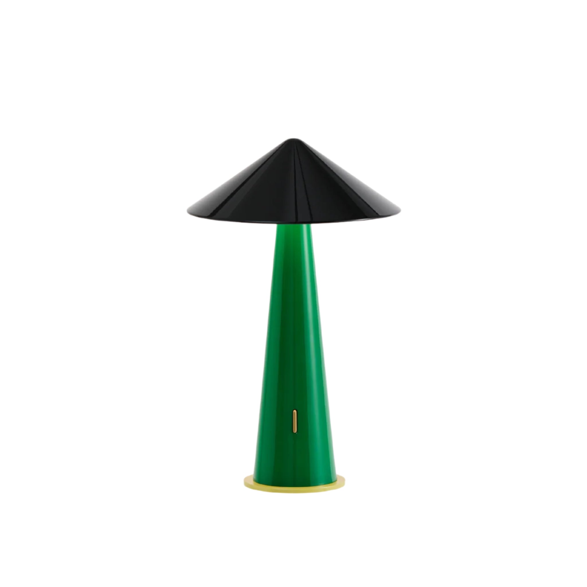 De Fine Lumens Tipsy Lamp LED Oplaadbaar Zwart Emerald Groen van Fine Lumens heeft een dimbaar ontwerp met een smaragdgroene kegelvormige basis, gele ronde basisring en brede zwarte kegelvormige lampenkap op een witte achtergrond.
