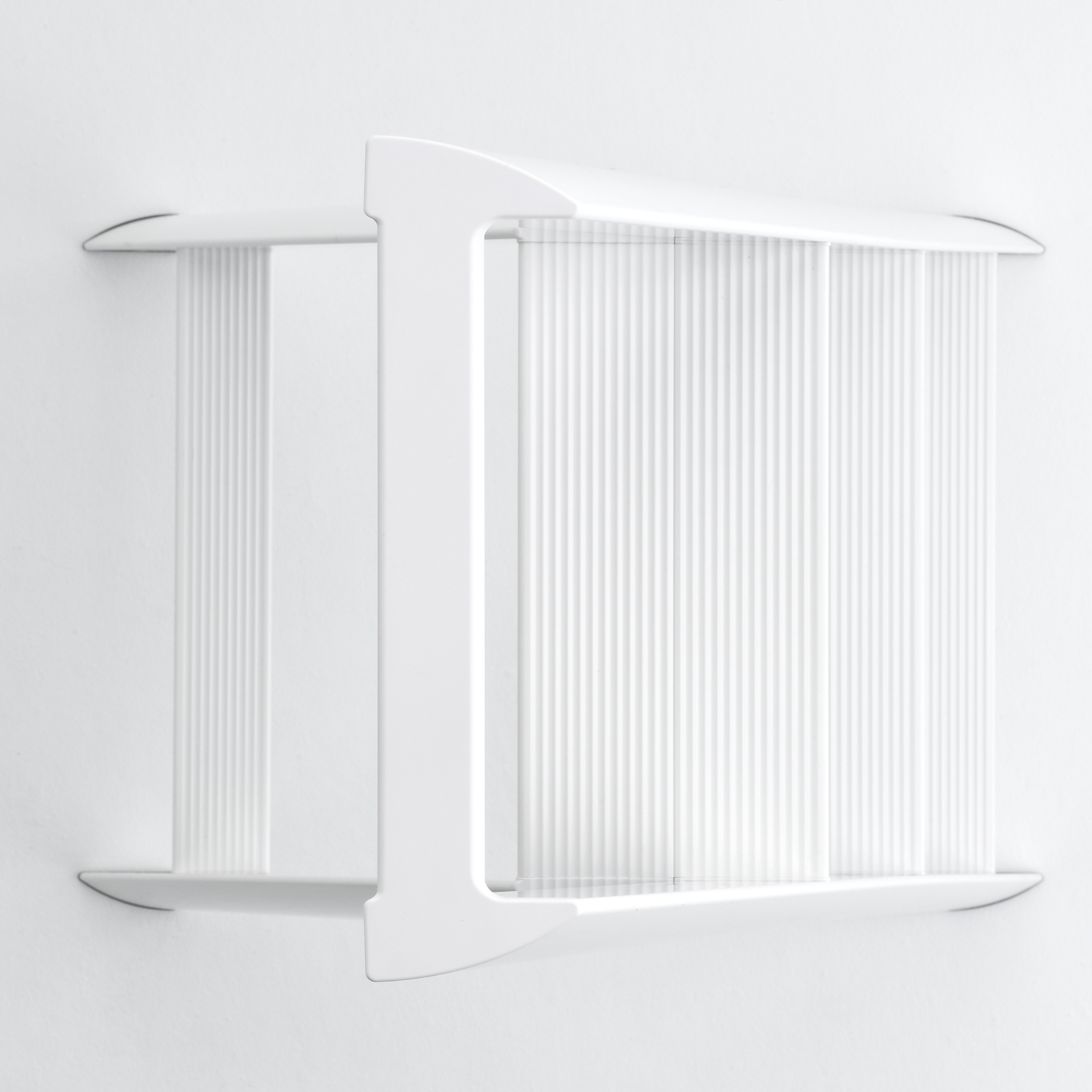 Een witte, rechthoekige Hasegawa Lucano Ladder 3 Step Wit van Hasegawa, van bovenaf gezien op een witte achtergrond; de ladder is geïnspireerd op Japans design en heeft drie treden en strakke parallelle lijnen.