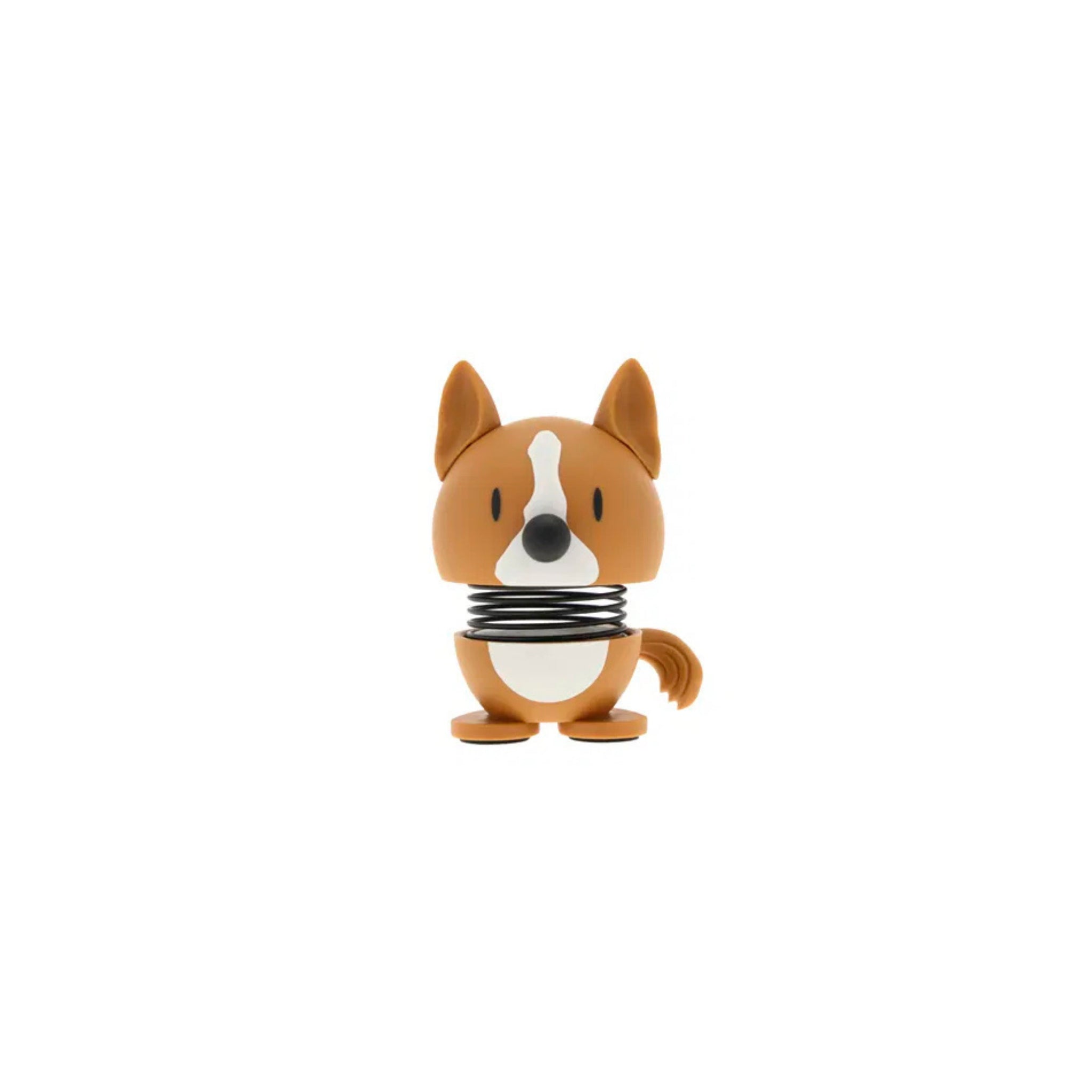 De Hoptimist Corgi Hond Bruin XS is een schattig bruin-wit cartoon hondje met veer, staand rechtop van het merk Hoptimist-een vrolijk designobject en perfect cadeau voor hondenliefhebbers.