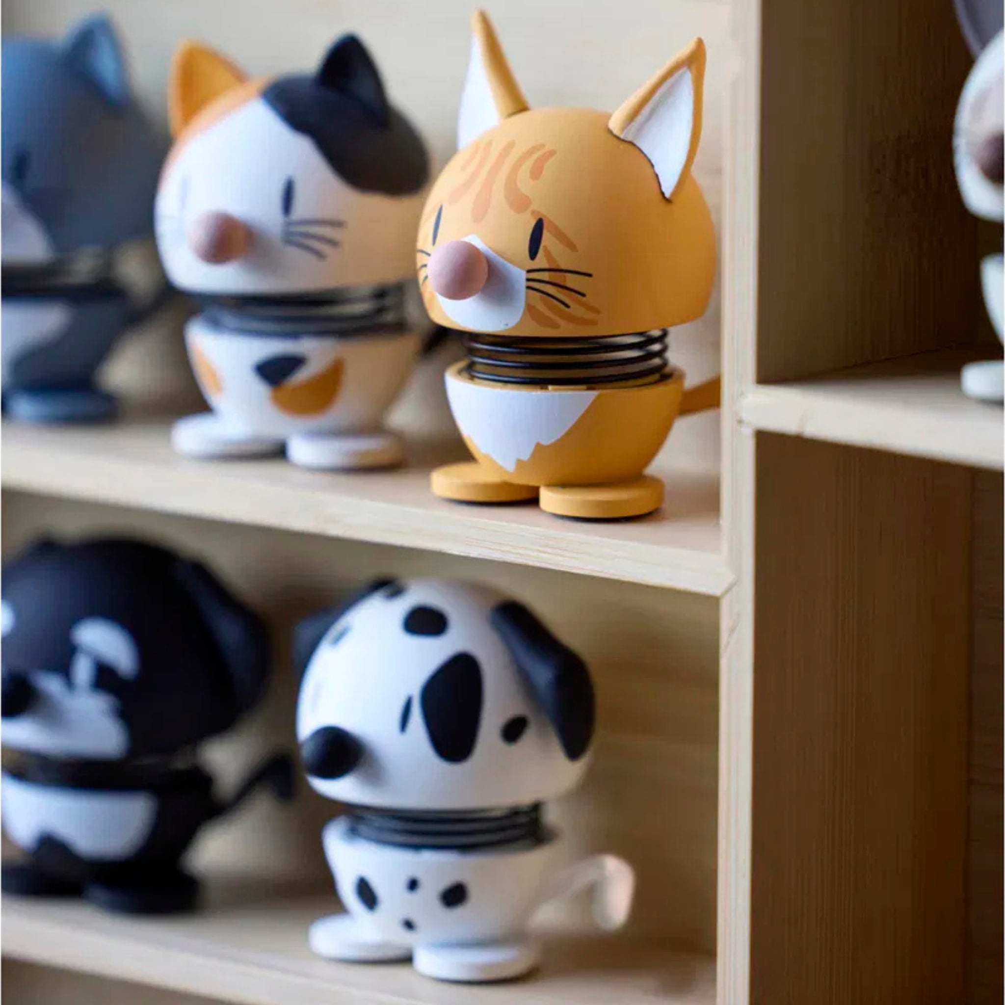 De Hoptimist Tijgerkat Oranje XS van Hoptimist, met zijn ronde lijf en verende hals, voegt een charmant cartoonesk accent toe aan houten planken - perfect als oranje decoratie en als cadeau voor kattenliefhebbers.