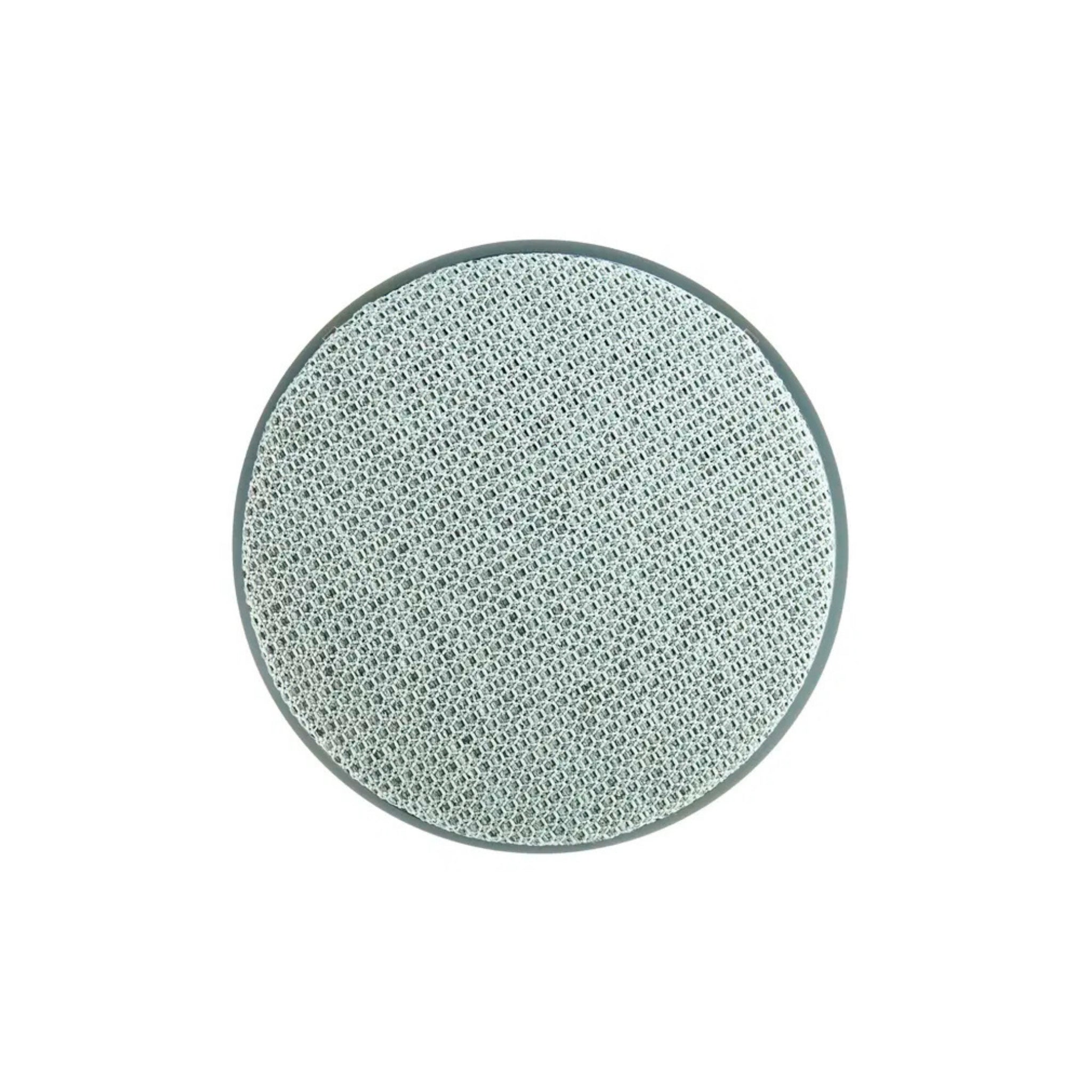 Een ronde, lichtgrijze Jacob Jensen Optical Rookmelder Groen D10 van Hoptimist met een geweven rasterstructuur, van bovenaf gezien op wit - een weerspiegeling van strak Scandinavisch design.